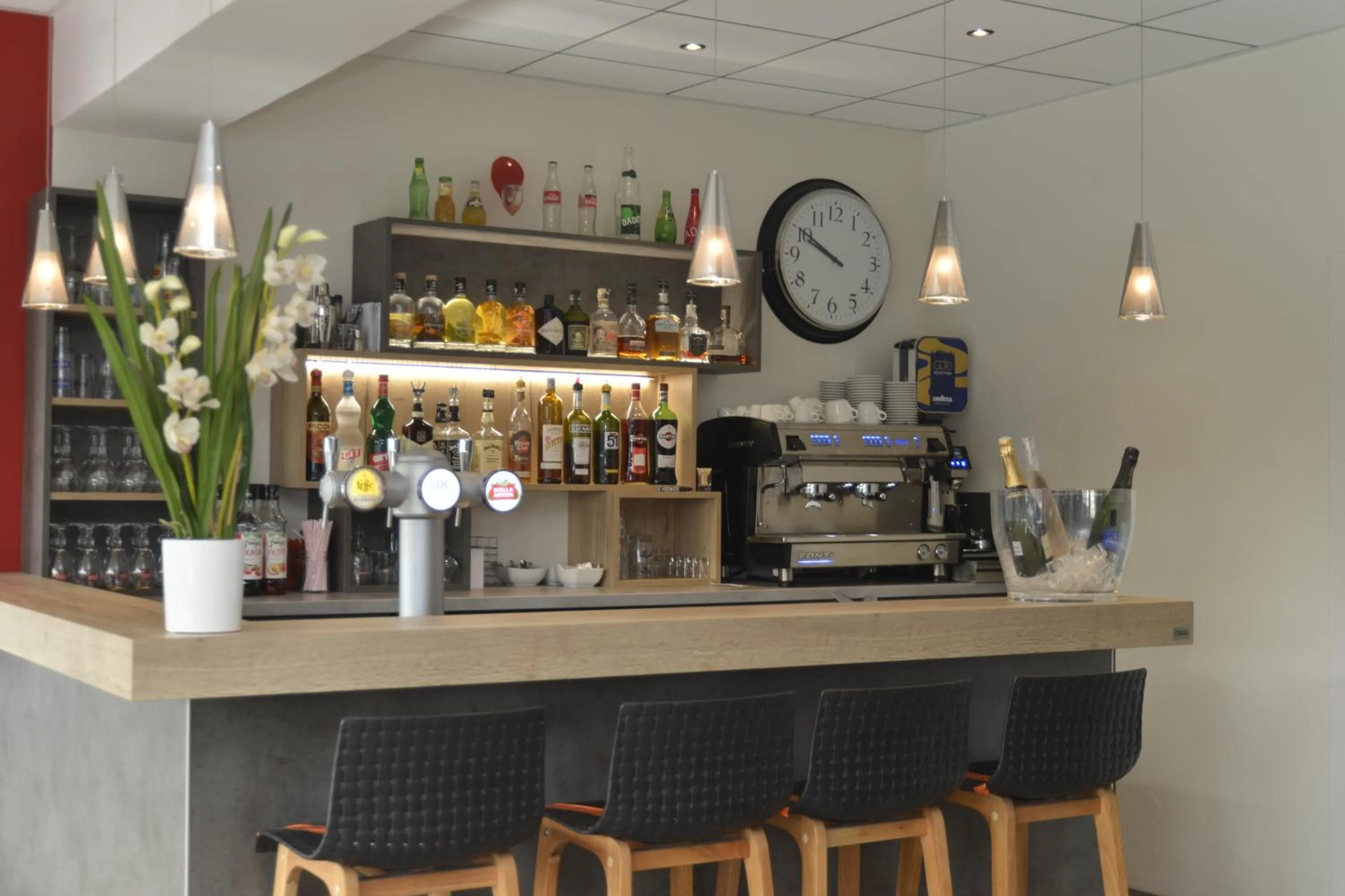 Lounge or bar in Logis Cris Hôtel et Restaurant, Lyon Sud-Est