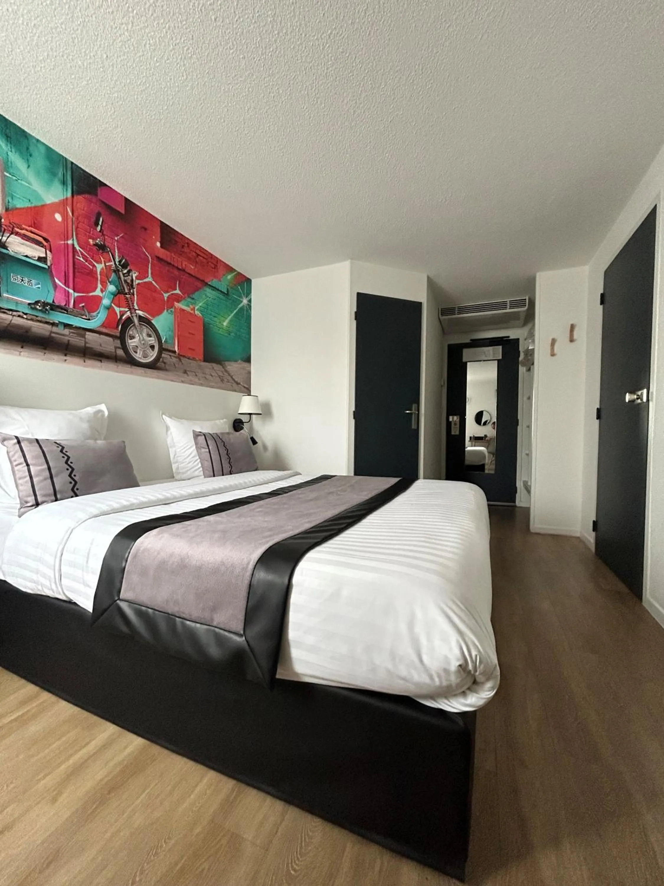 TV and multimedia, Bed in Logis Cris Hôtel et Restaurant, Lyon Sud-Est