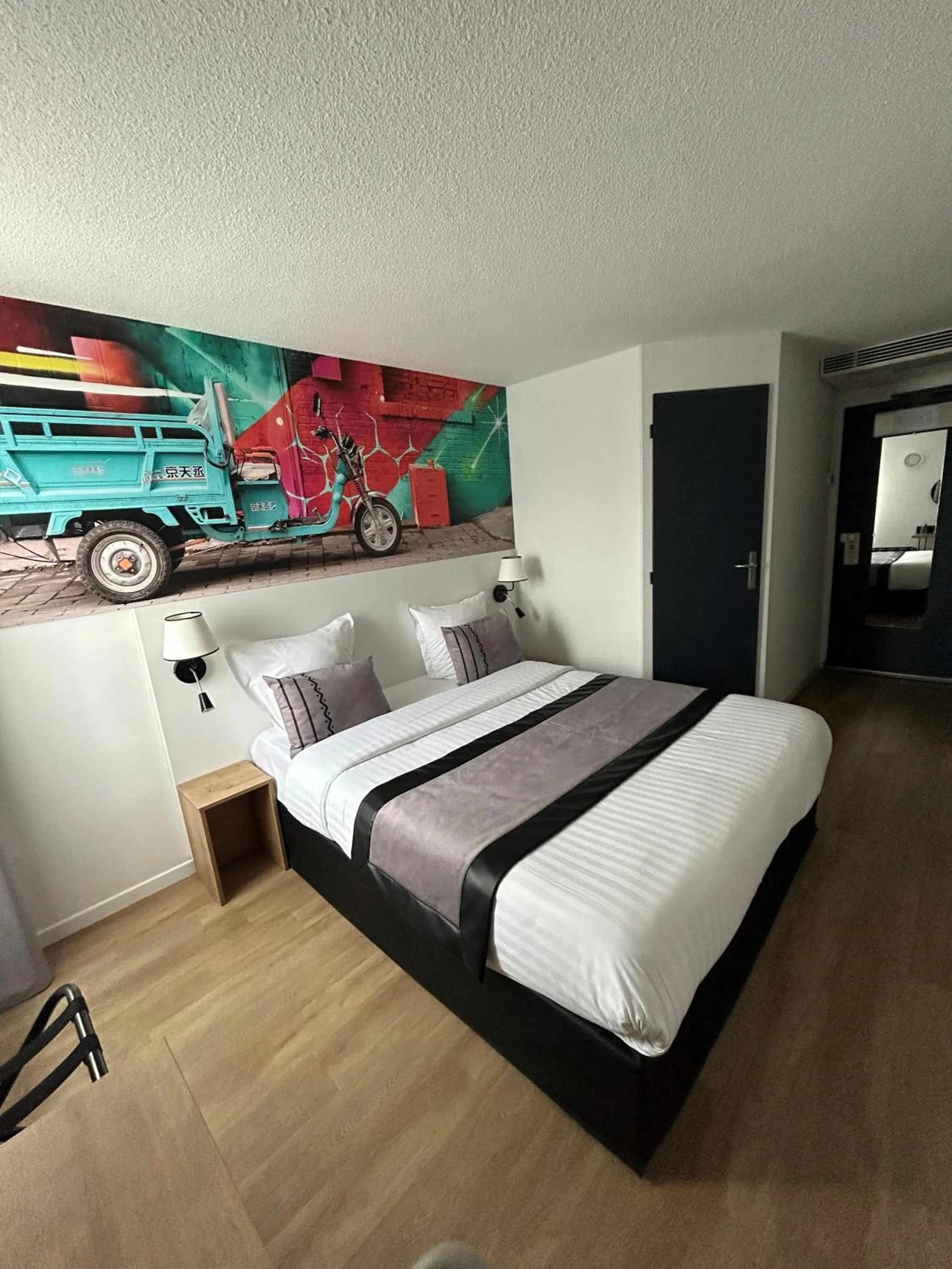 Bed in Logis Cris Hôtel et Restaurant, Lyon Sud-Est