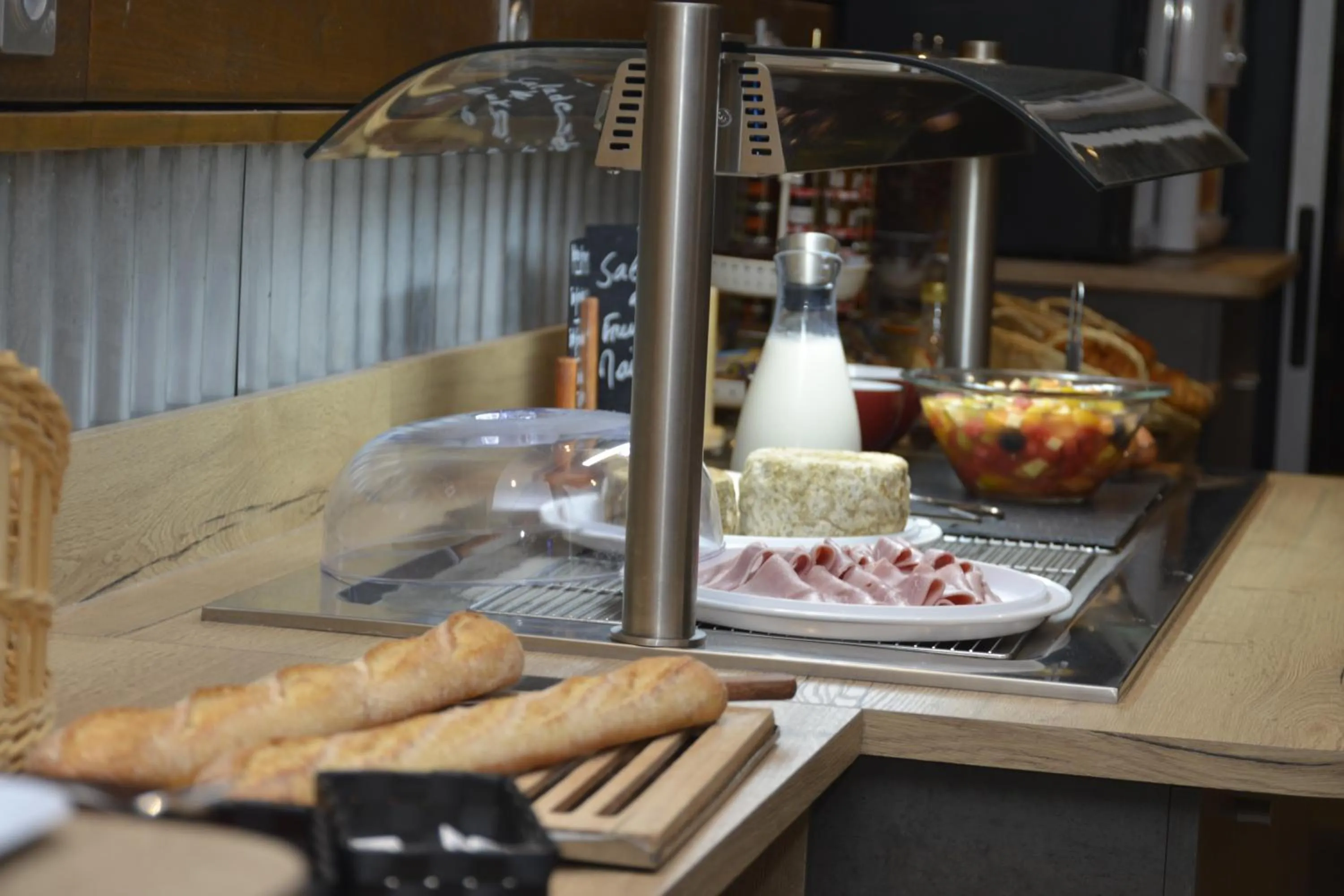 Food in Logis Cris Hôtel et Restaurant, Lyon Sud-Est