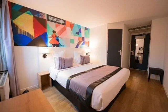 Bed in Logis Cris Hôtel et Restaurant, Lyon Sud-Est