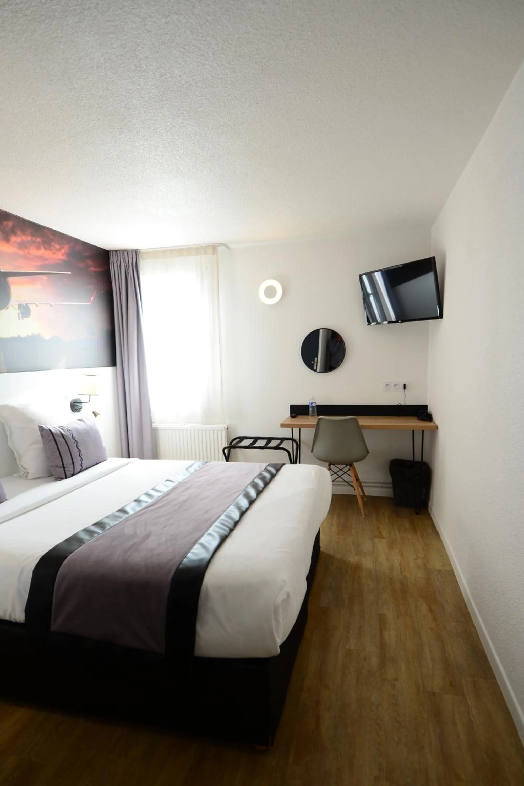 Bed in Logis Cris Hôtel et Restaurant, Lyon Sud-Est