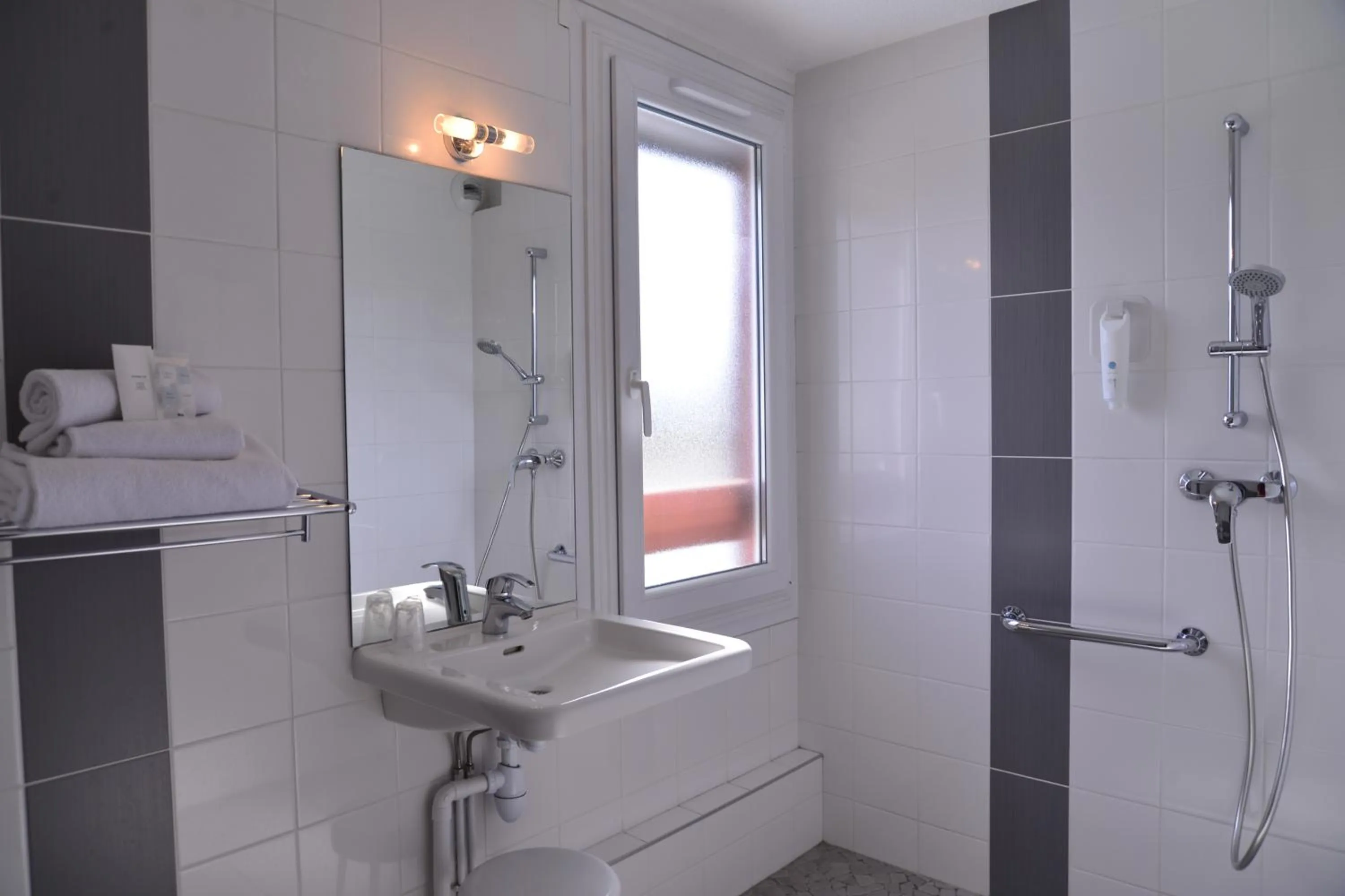 Bathroom in Logis Cris Hôtel et Restaurant, Lyon Sud-Est