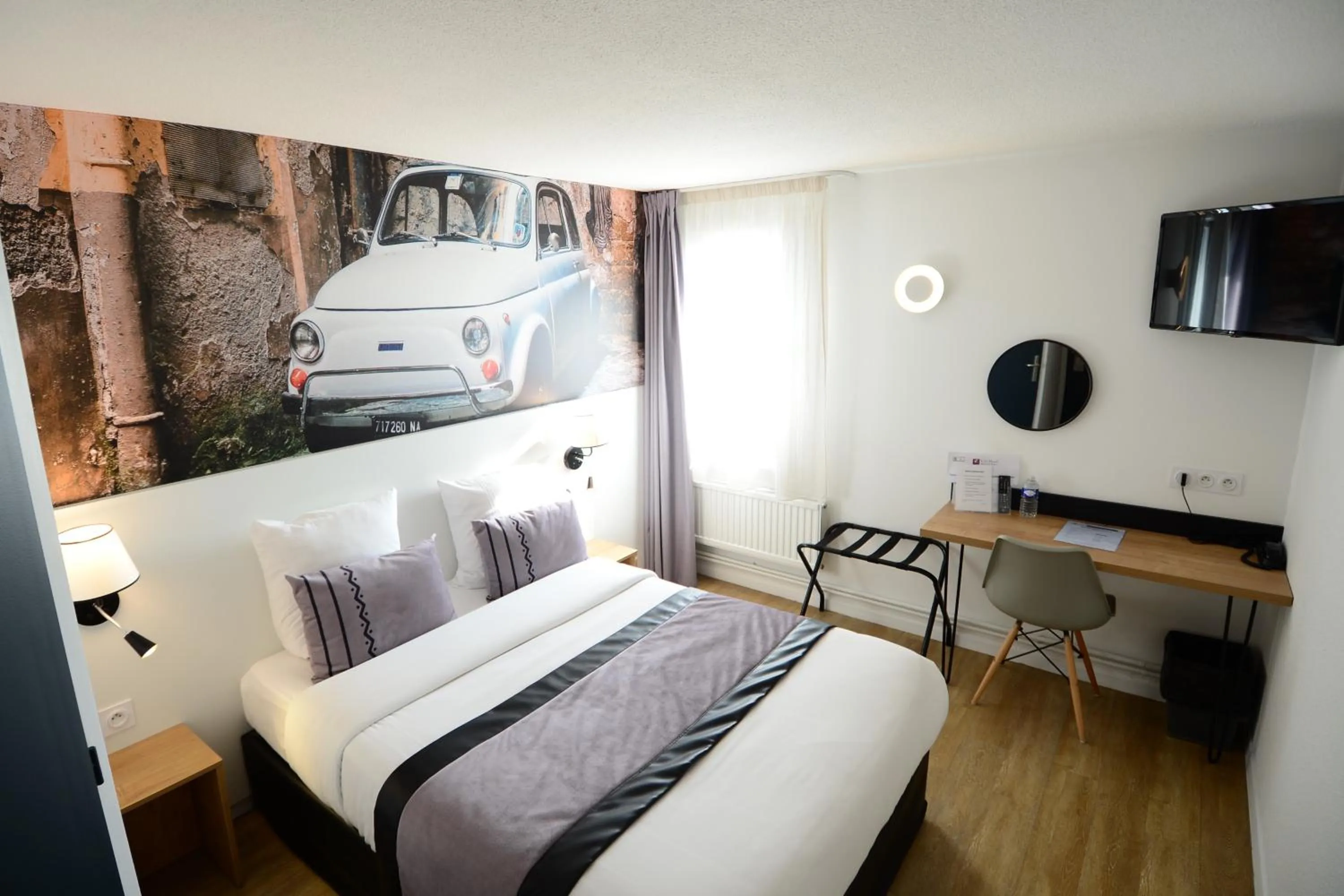 Bed in Logis Cris Hôtel et Restaurant, Lyon Sud-Est