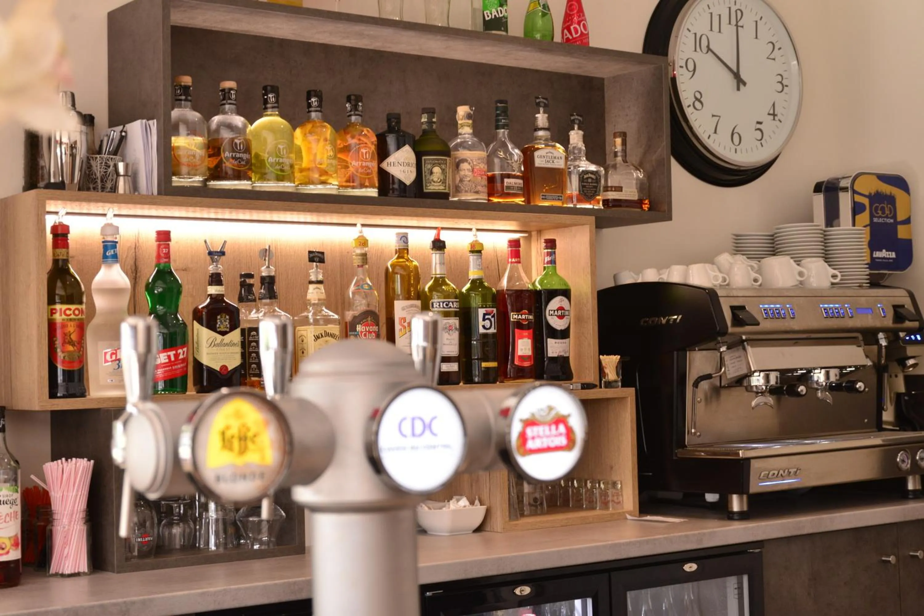 Lounge or bar in Logis Cris Hôtel et Restaurant, Lyon Sud-Est