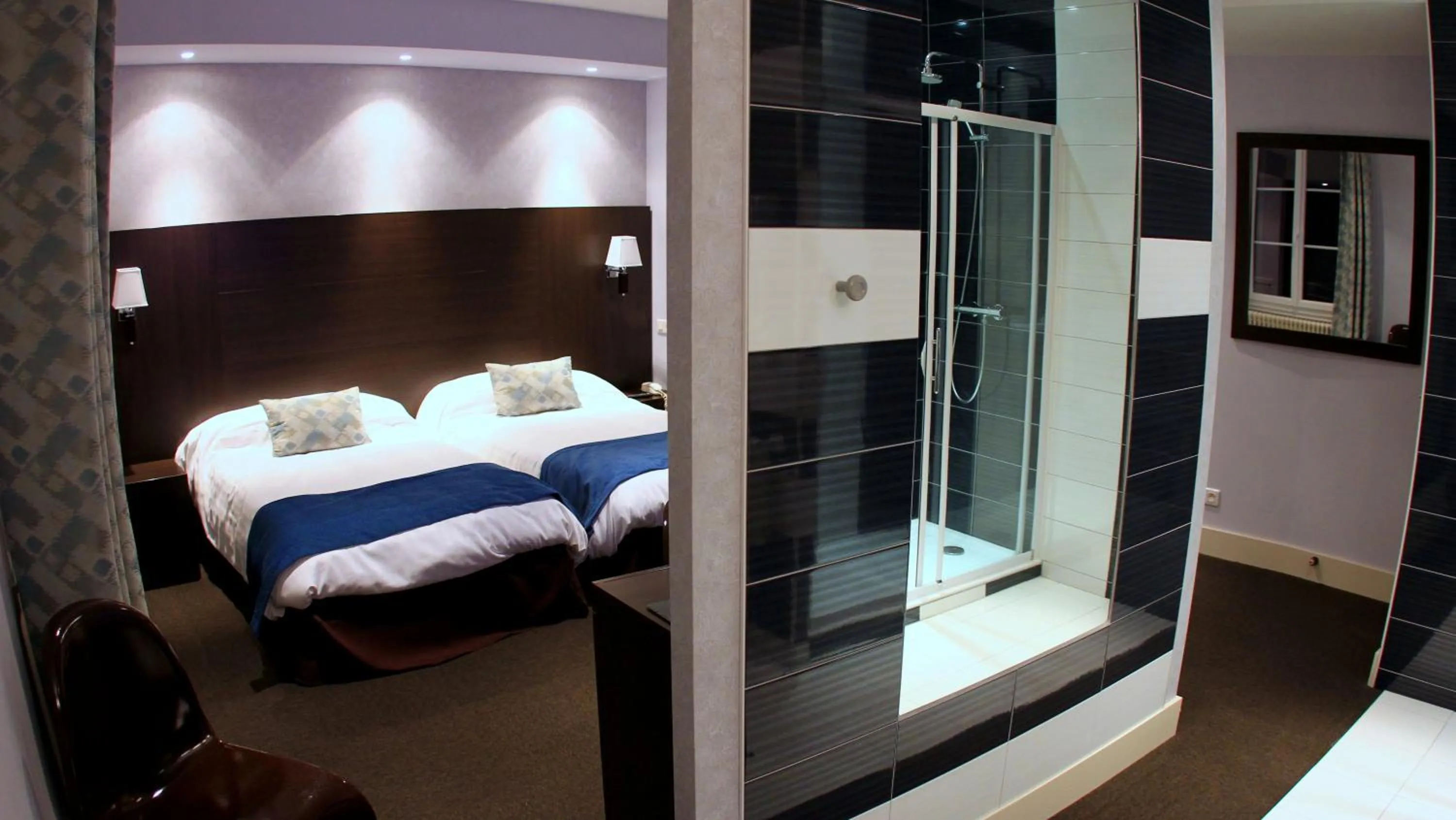 Shower in Hotel de la Basilique