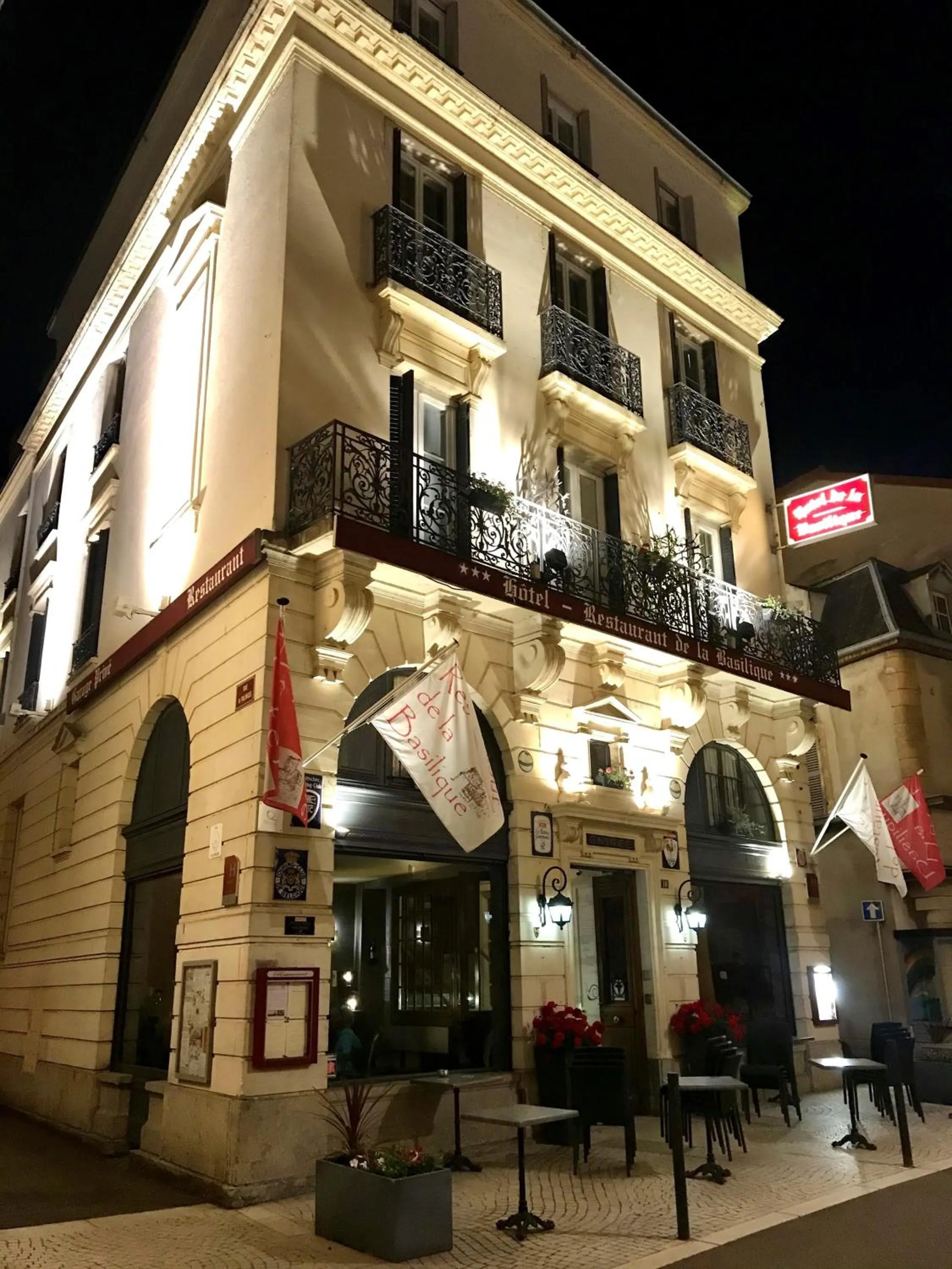 Property building in Hotel de la Basilique