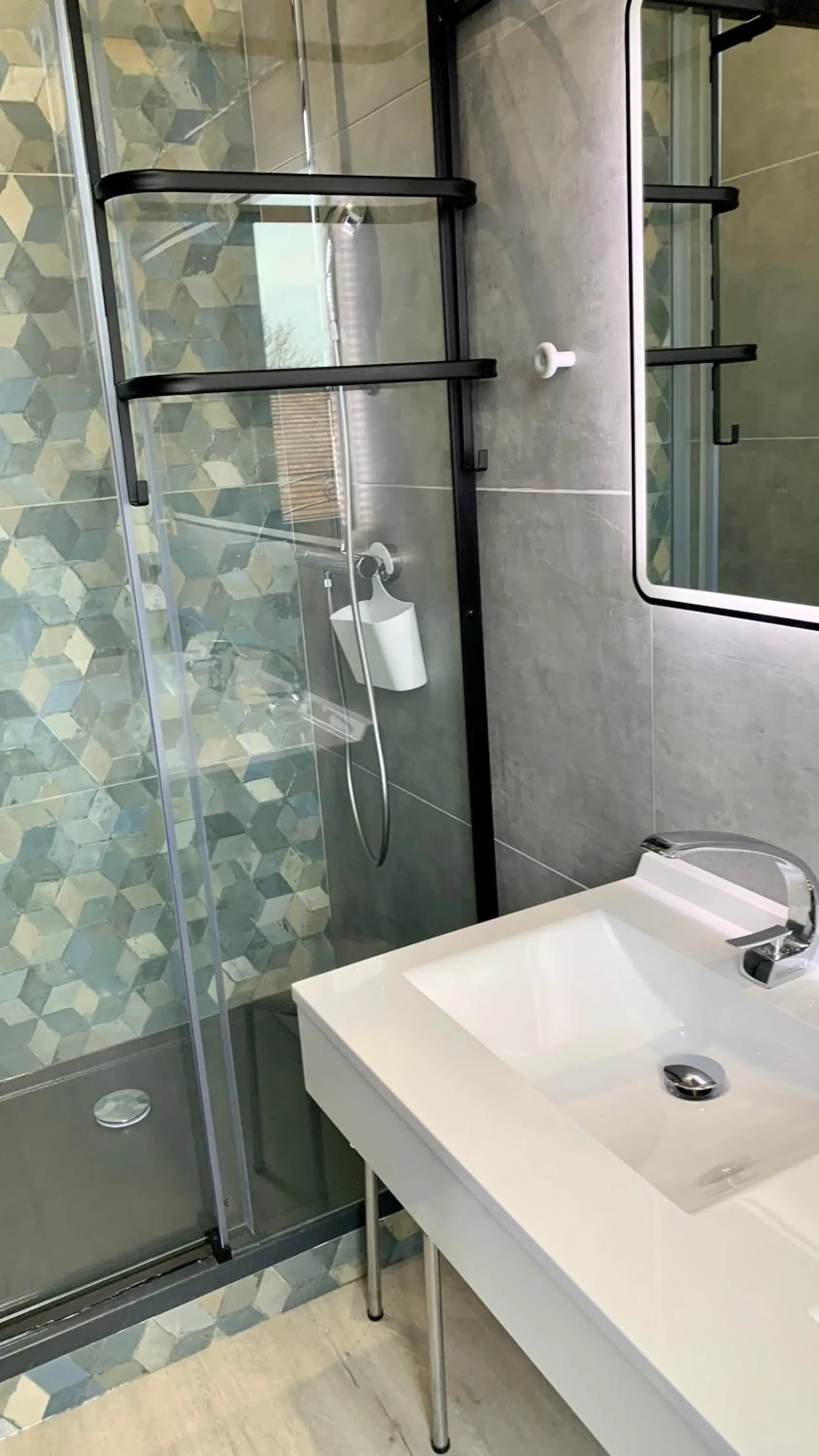 Shower in Hotel de la Basilique