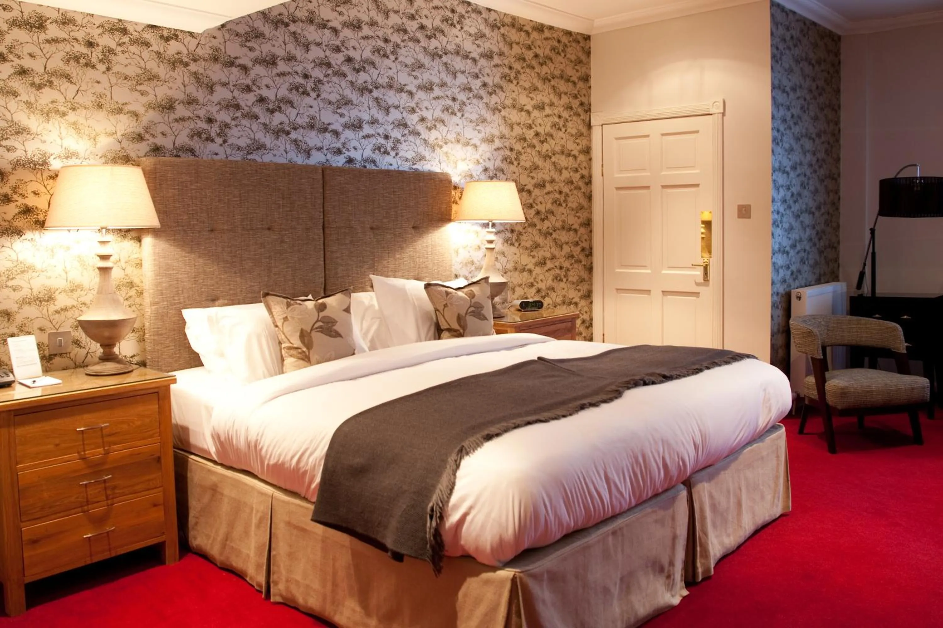 Photo of the whole room, Bed in The Townhouse Hotel