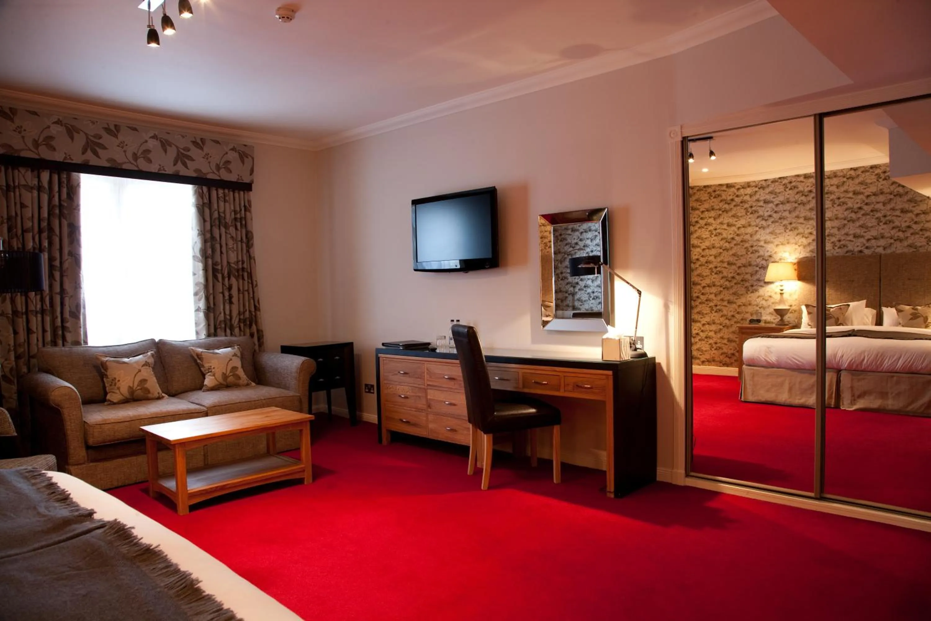 Seating area, Bed in The Townhouse Hotel
