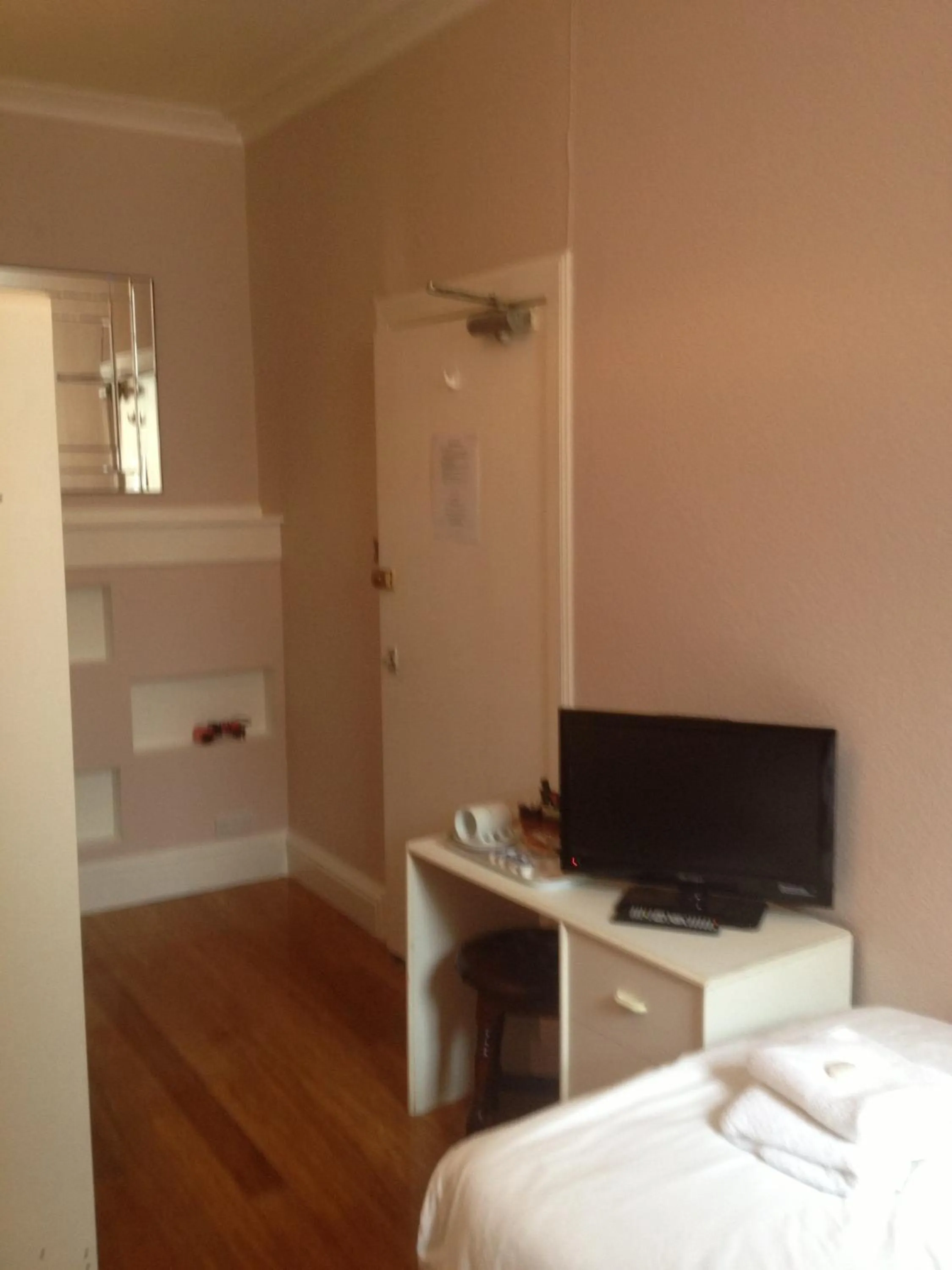 Photo of the whole room, Bed in The White Swan Hotel