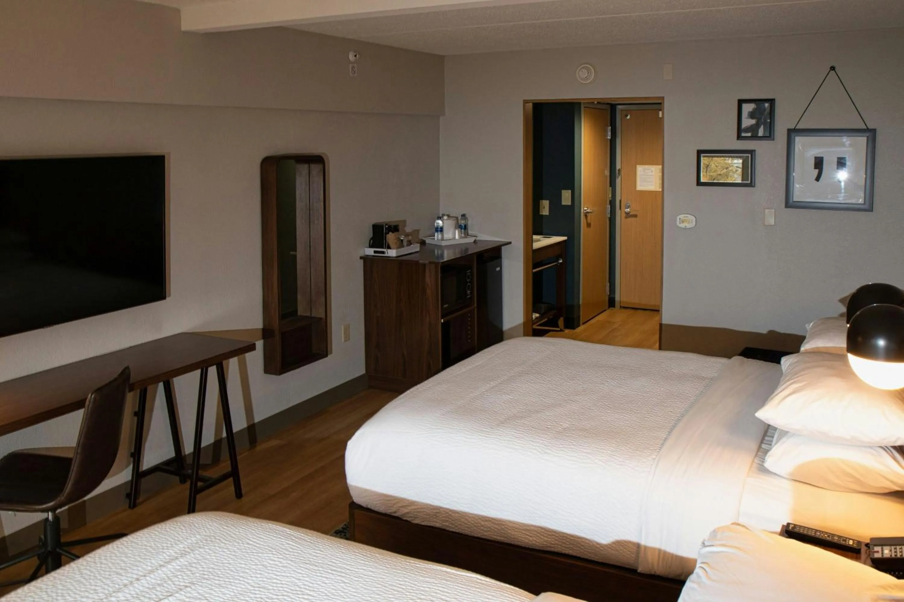Photo of the whole room, Bed in Four Points by Sheraton Allentown Lehigh Valley