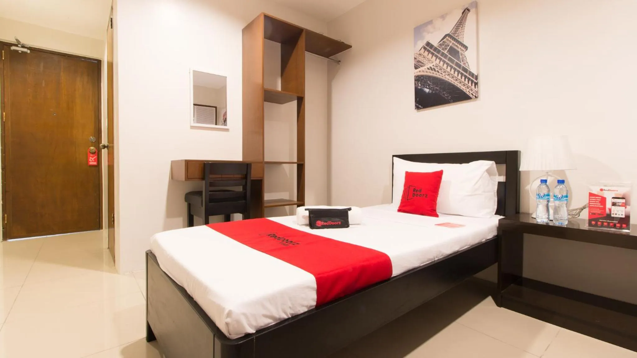 Bed in RedDoorz Plus @ Diola Villamonte Bacolod