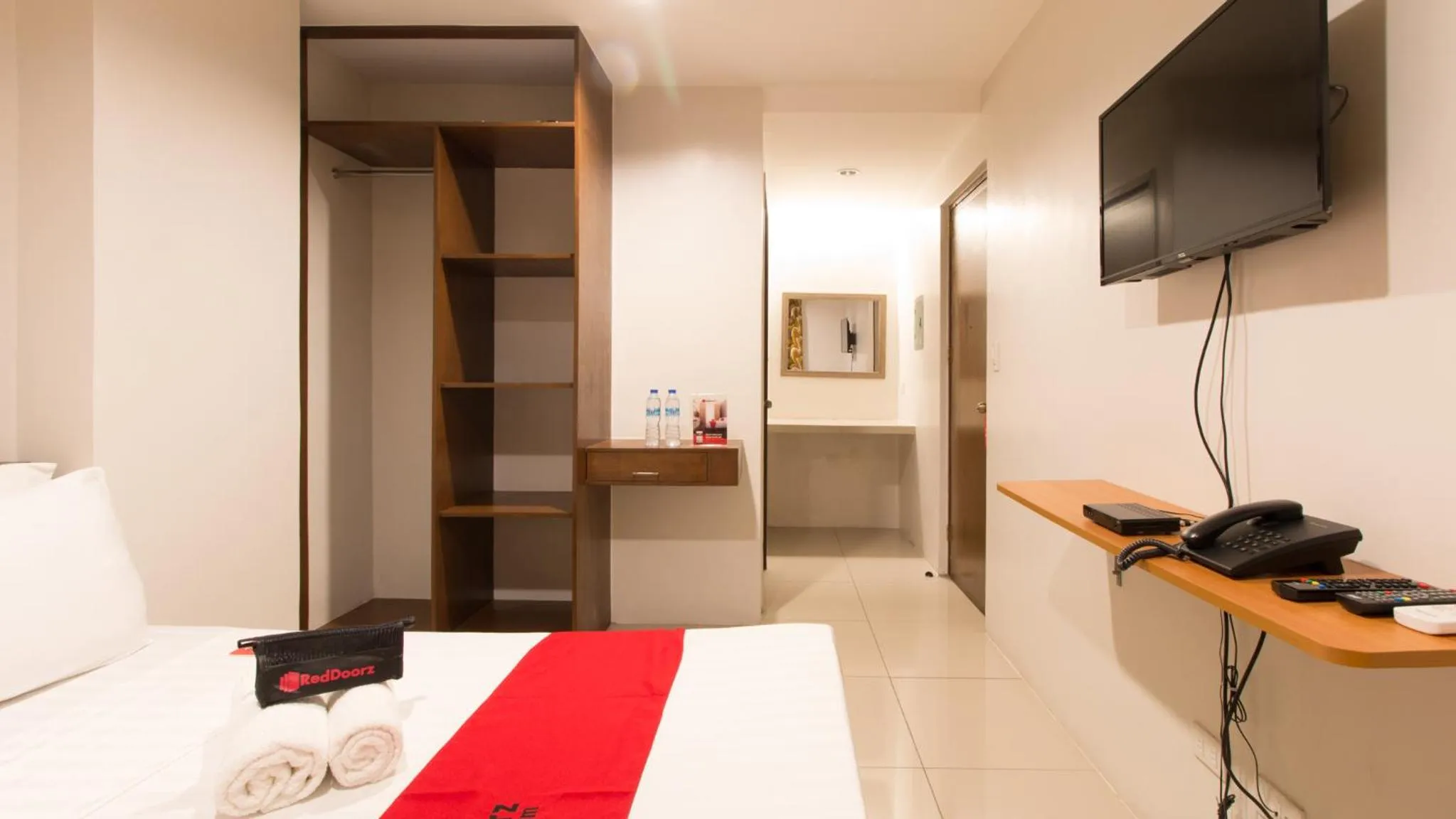 Photo of the whole room, Bed in RedDoorz Plus @ Diola Villamonte Bacolod