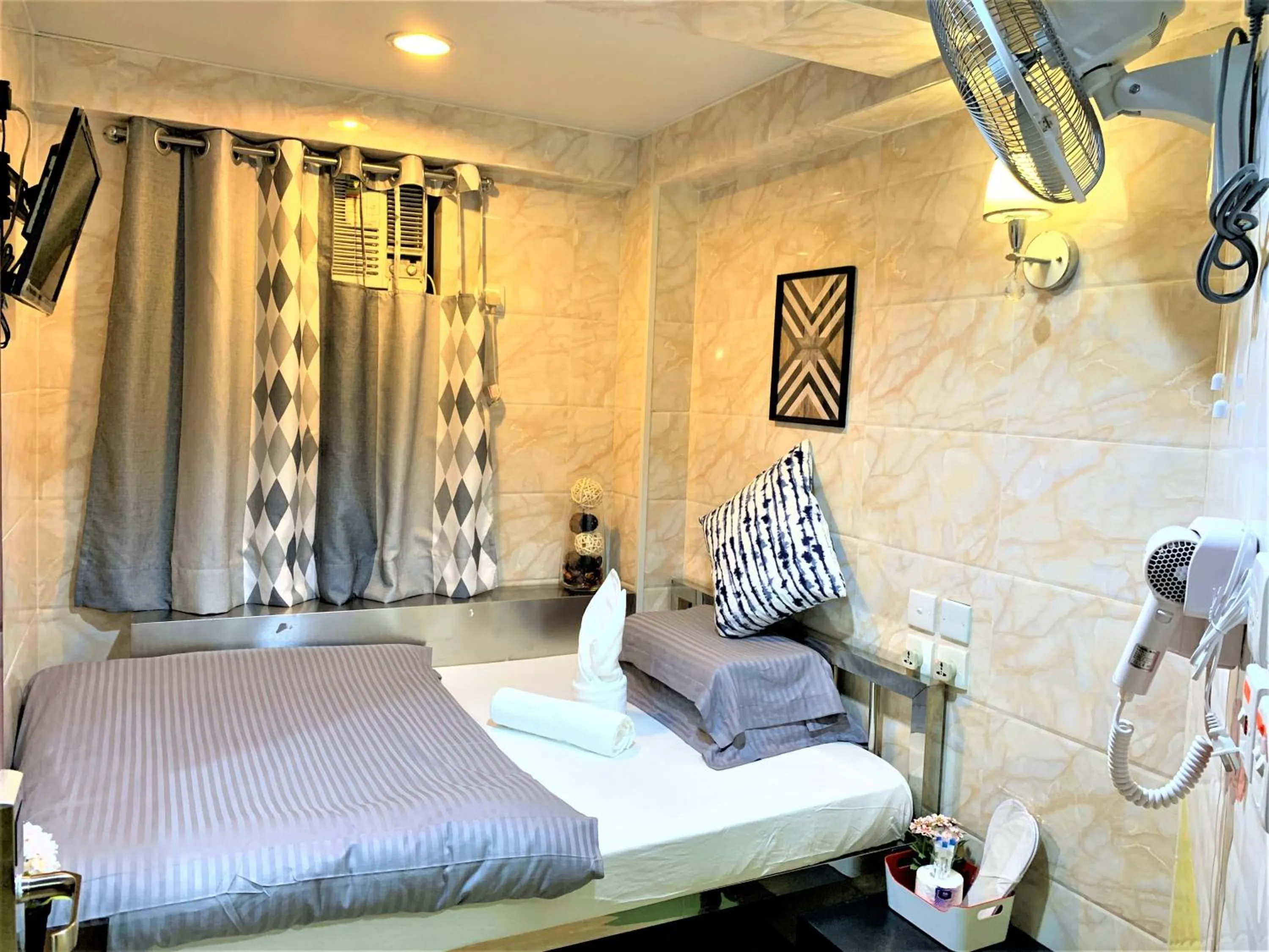 Bedroom, Bed in Metrocity Lounge