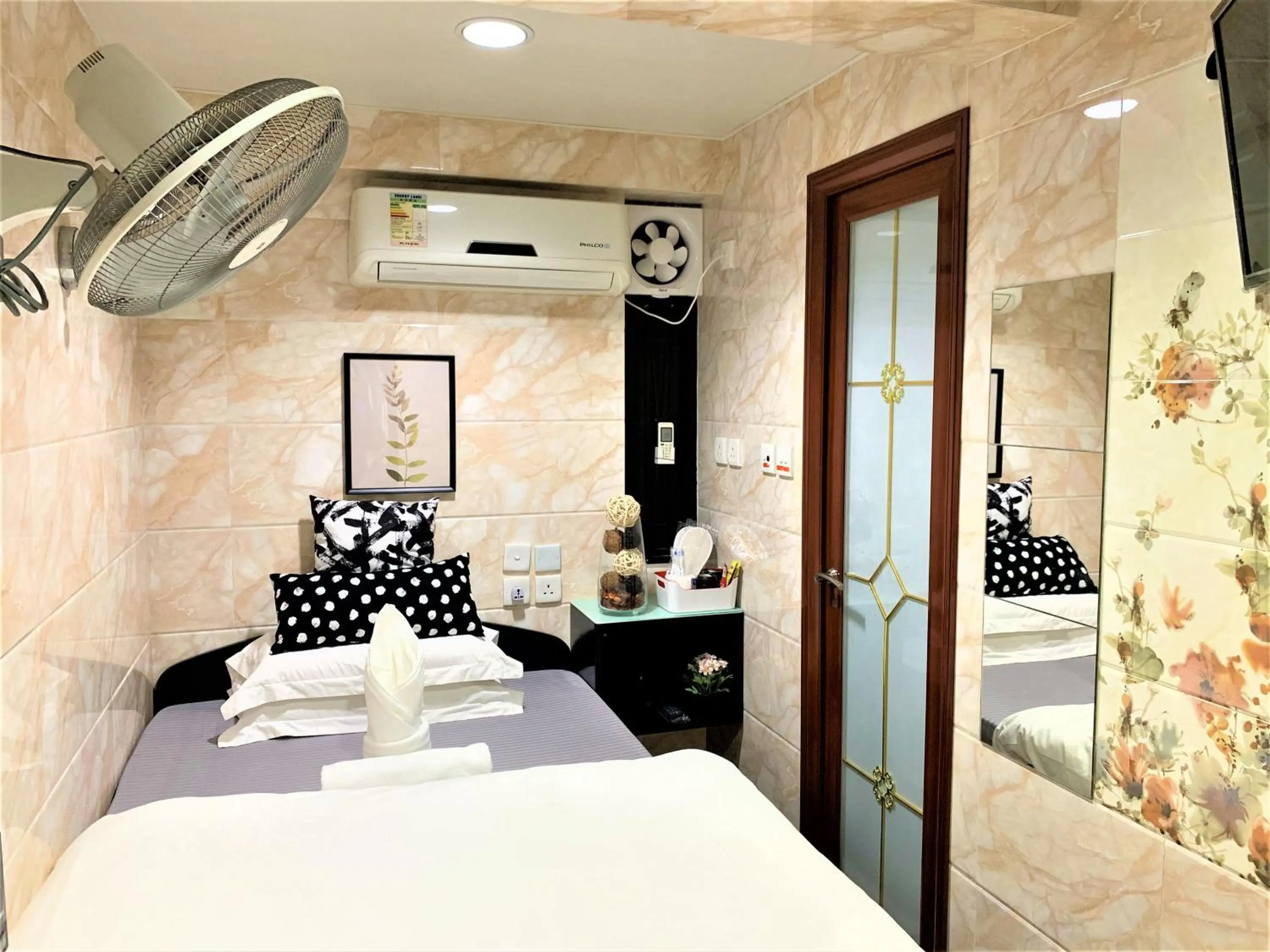 Bedroom, Bed in Metrocity Lounge