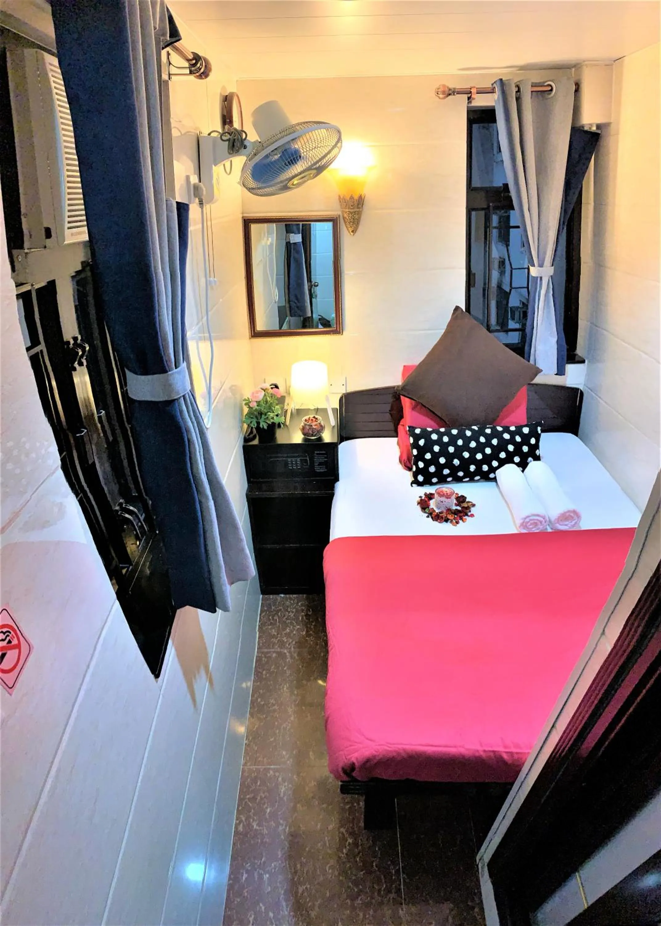 Bedroom, Bed in Metrocity Lounge