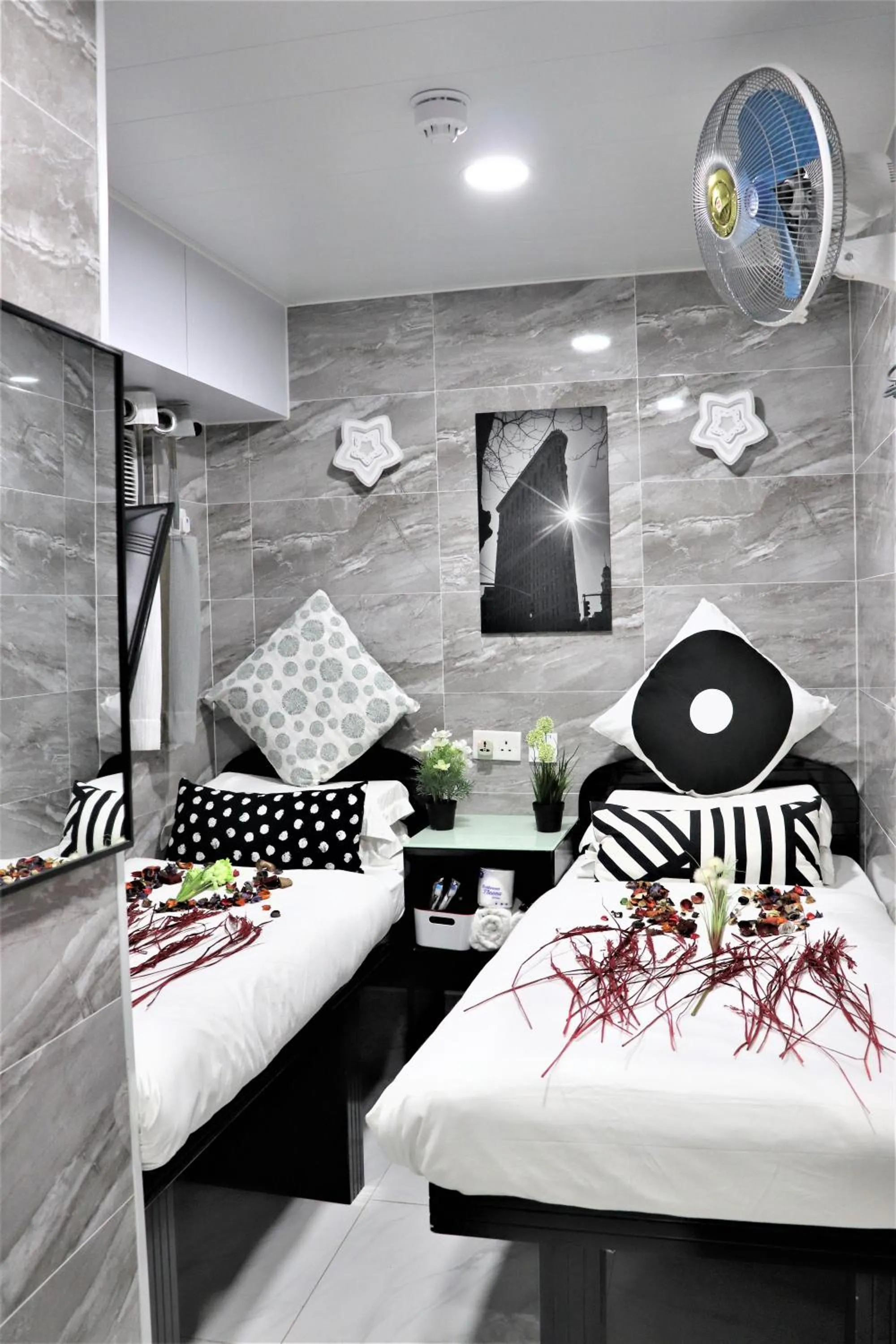 Bedroom, Bed in Metrocity Lounge