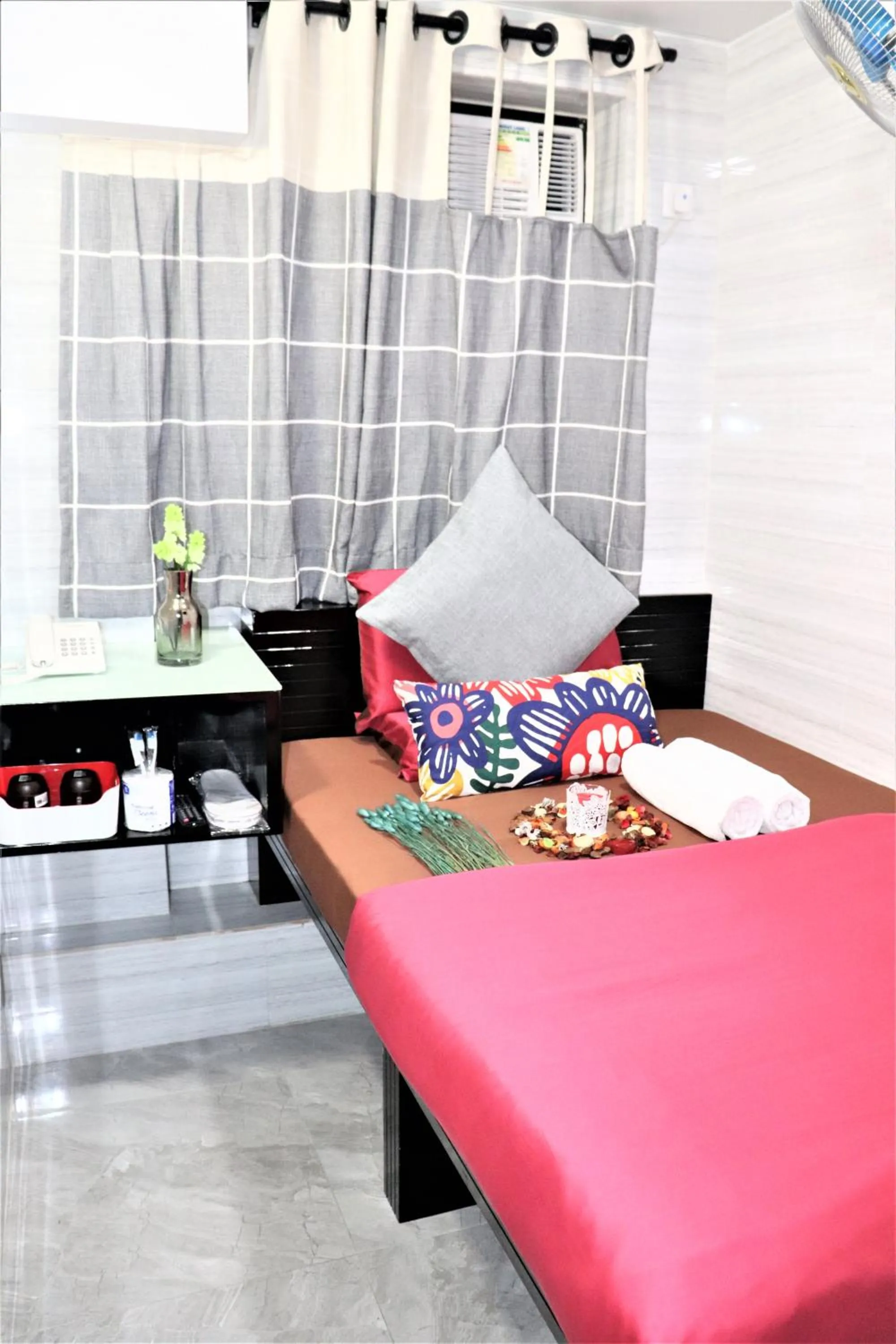 Bedroom, Bed in Metrocity Lounge