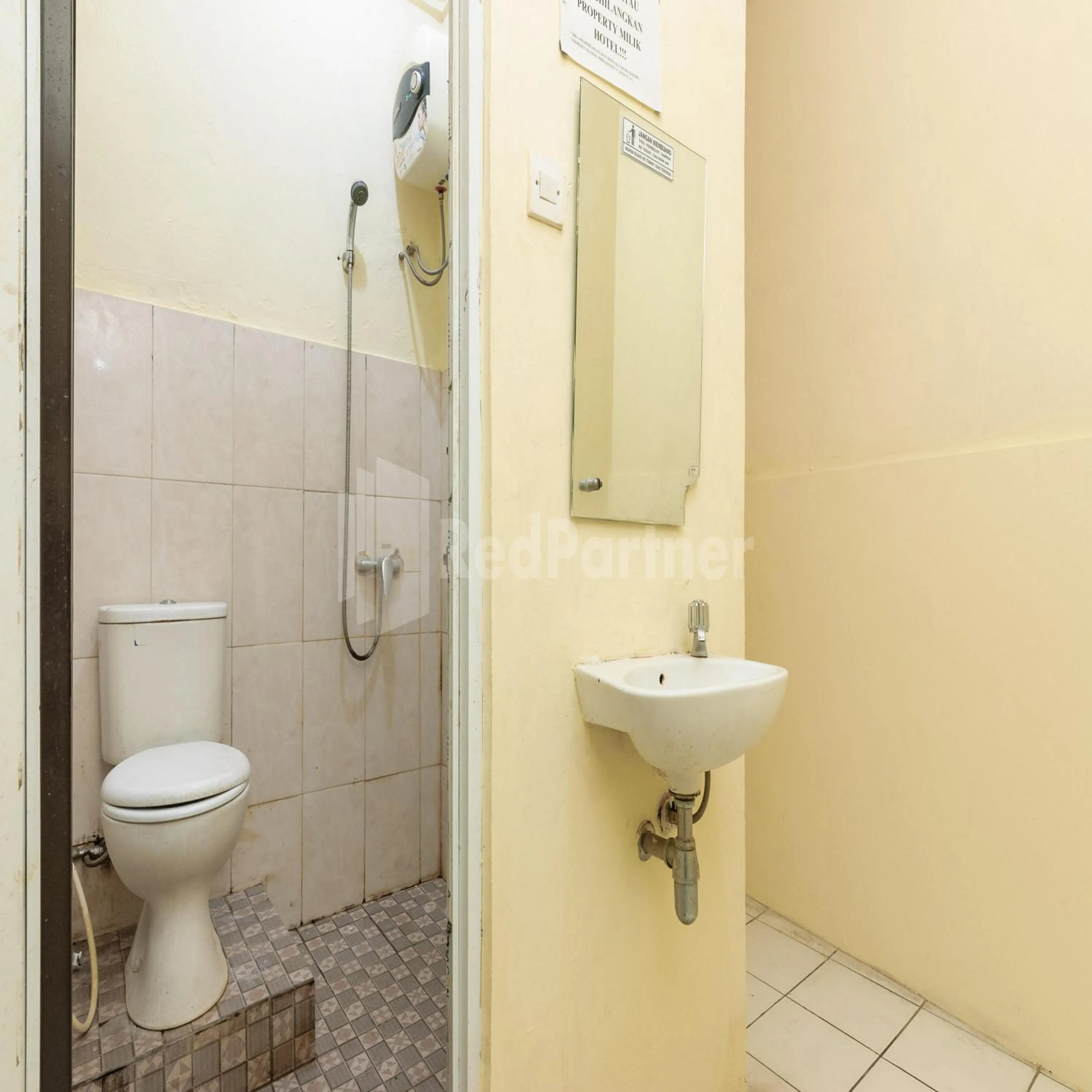 Bathroom in SUPER OYO 591 Mn Residence Syariah