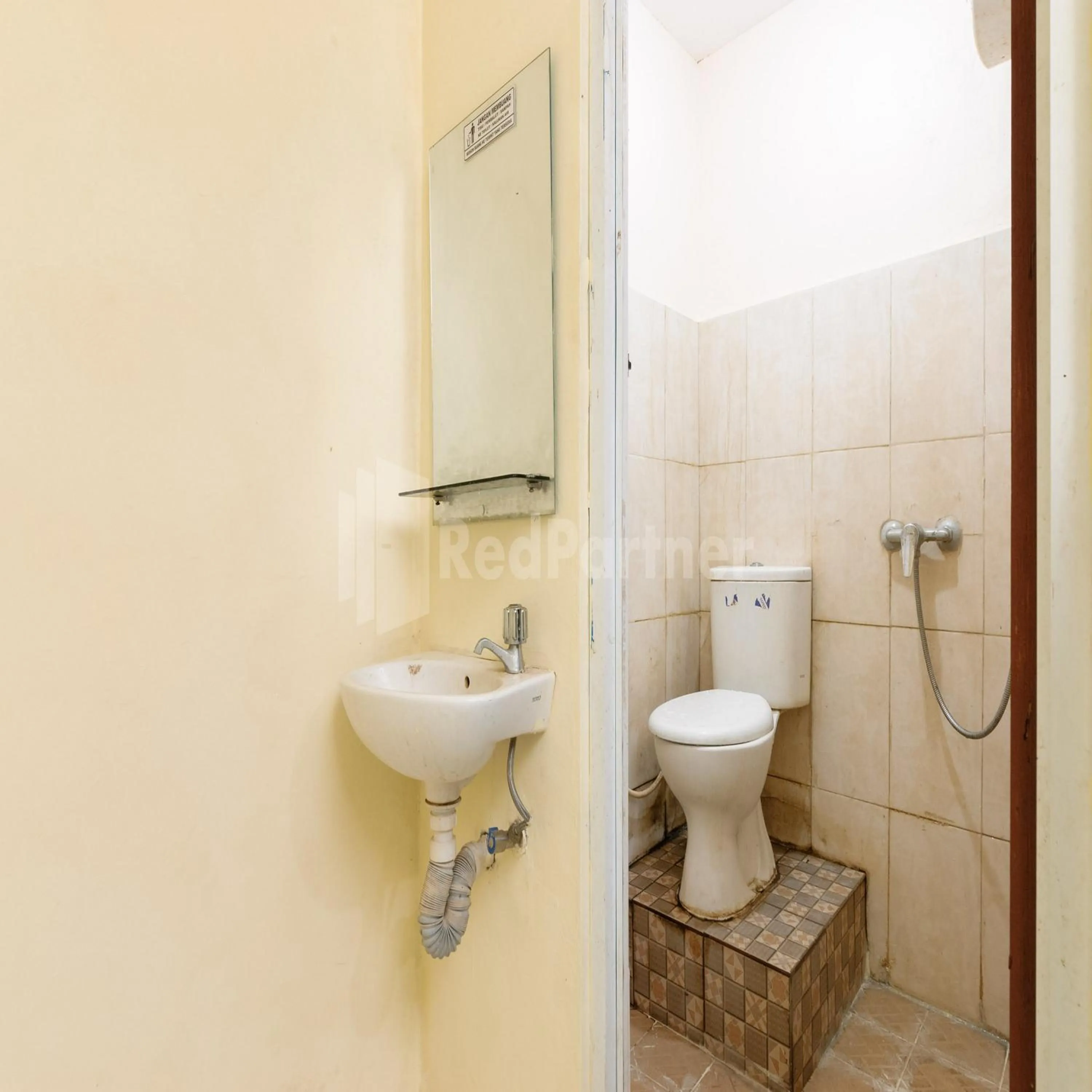 Bathroom in SUPER OYO 591 Mn Residence Syariah