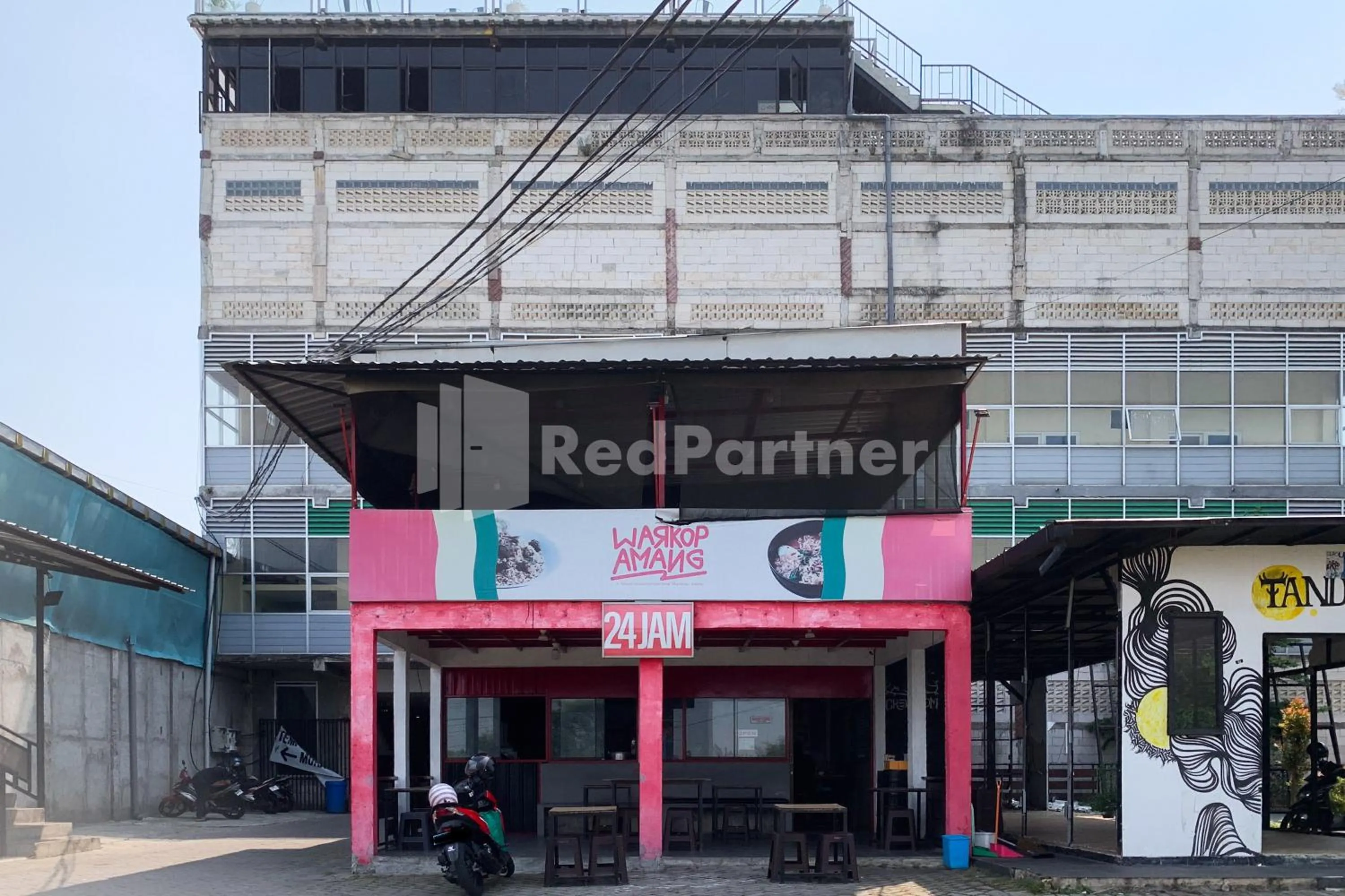 Facade/entrance in SM Guest House Malang