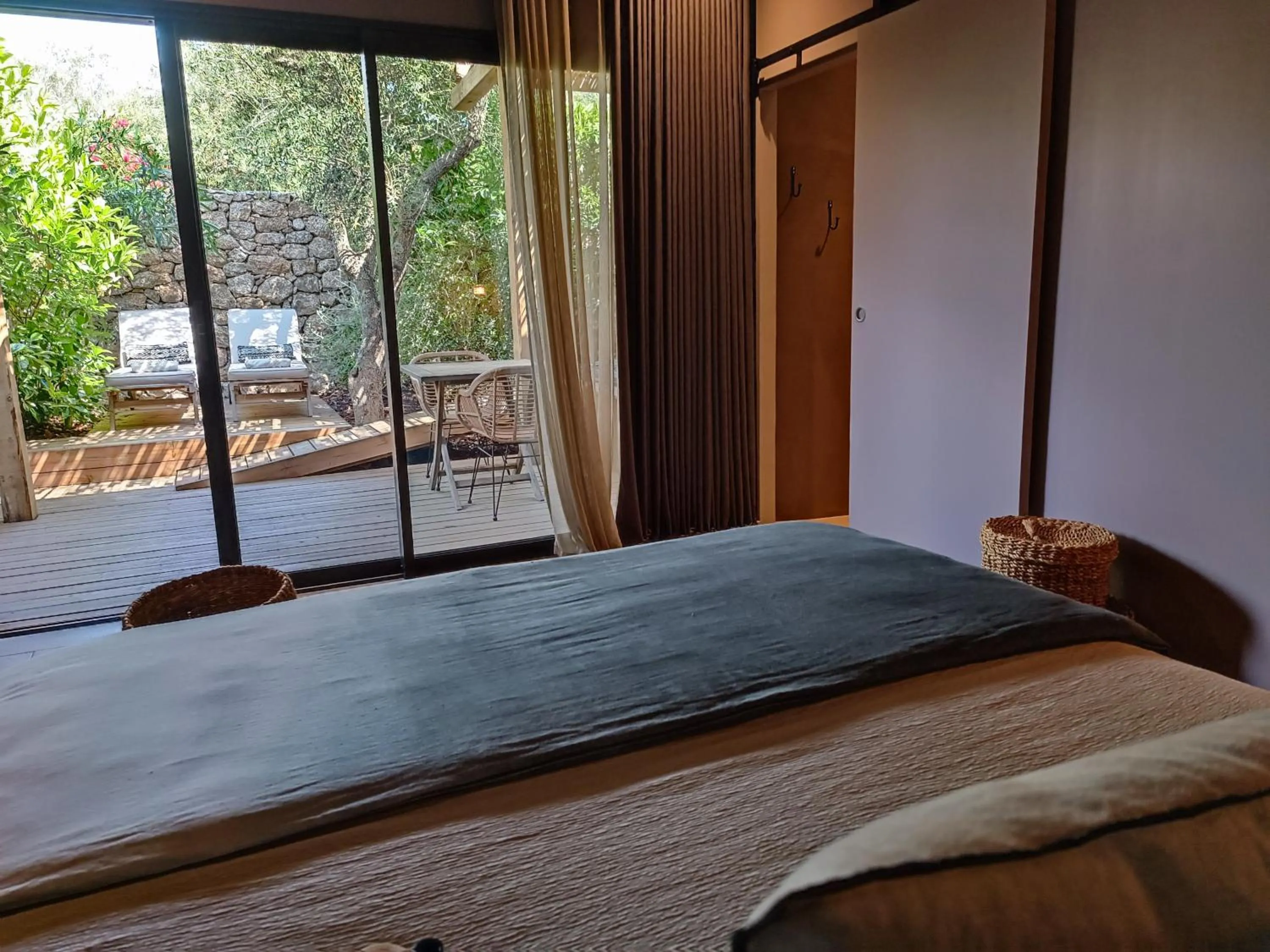 Bed in Hôtel Les Suites Du Maquis