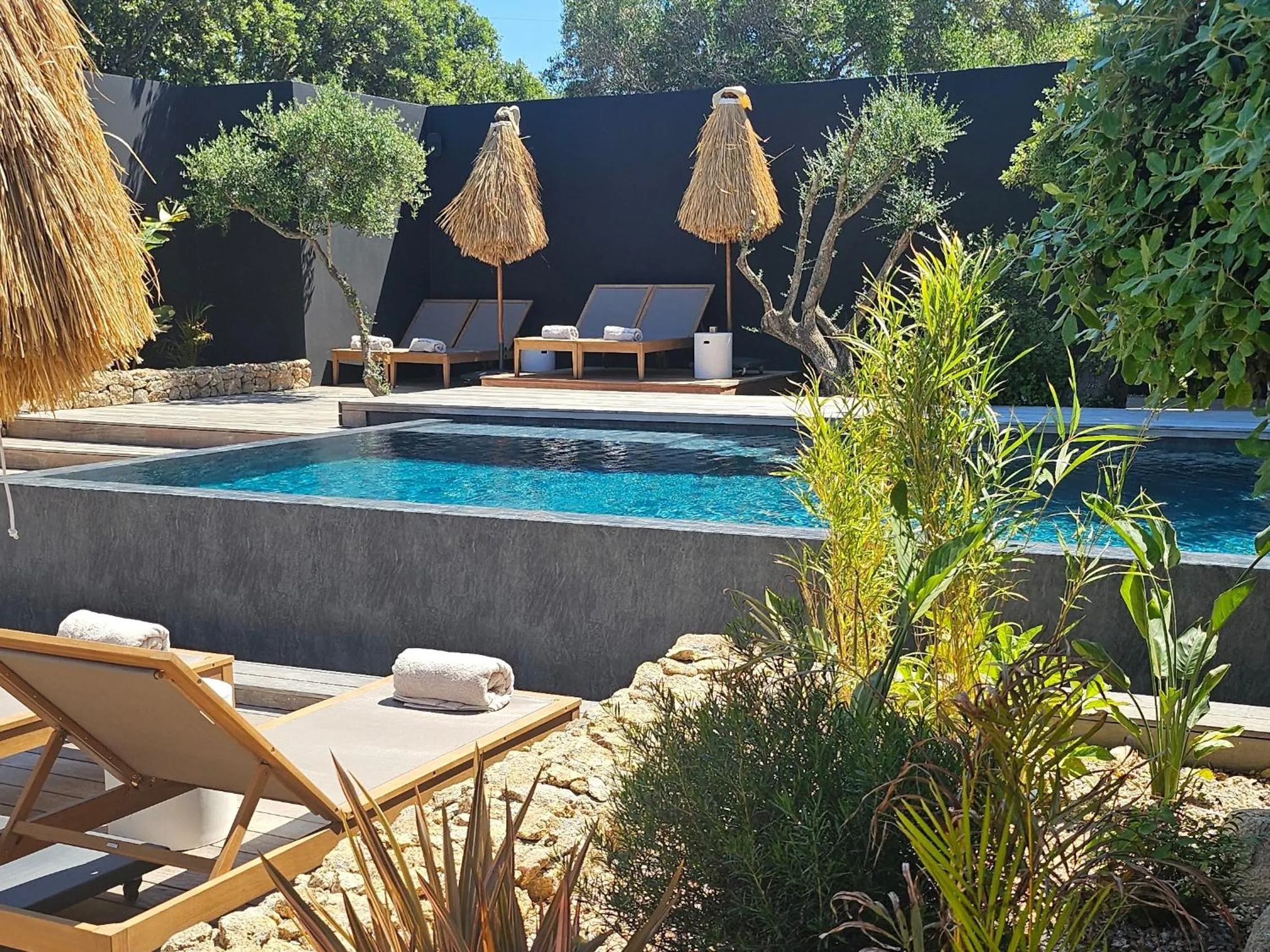 Patio in Hôtel Les Suites Du Maquis