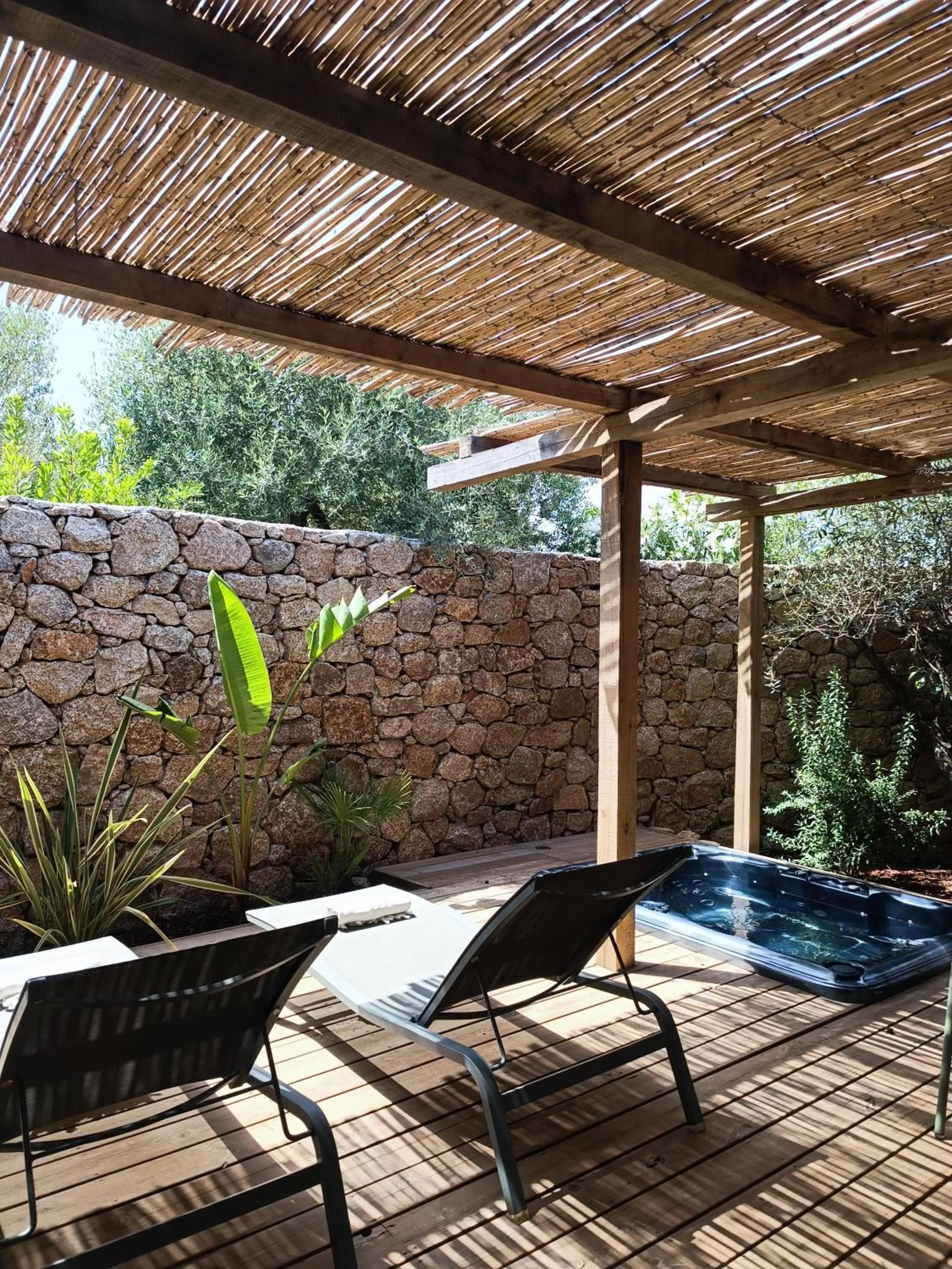 Patio in Hôtel Les Suites Du Maquis