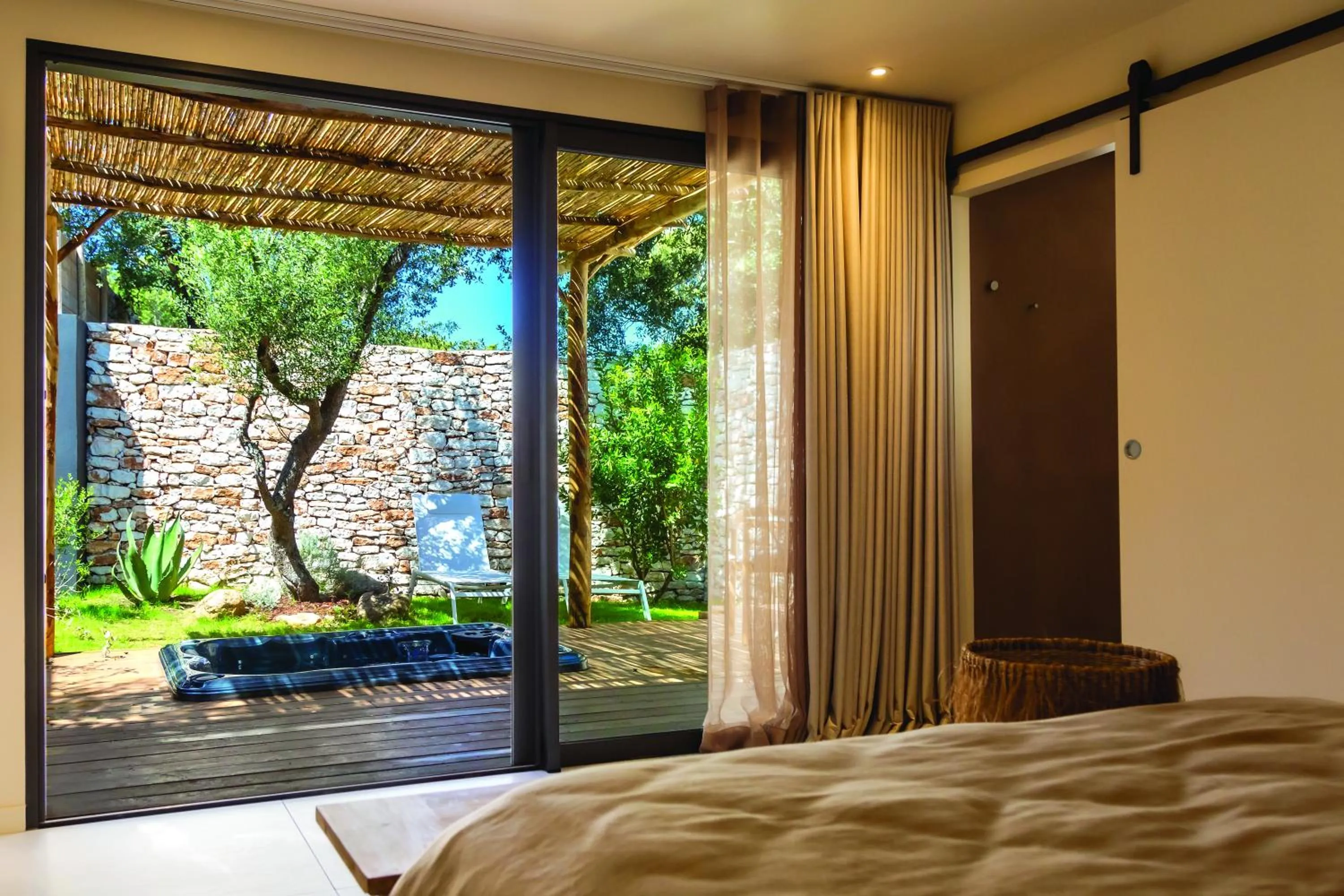 Bed in Hôtel Les Suites Du Maquis