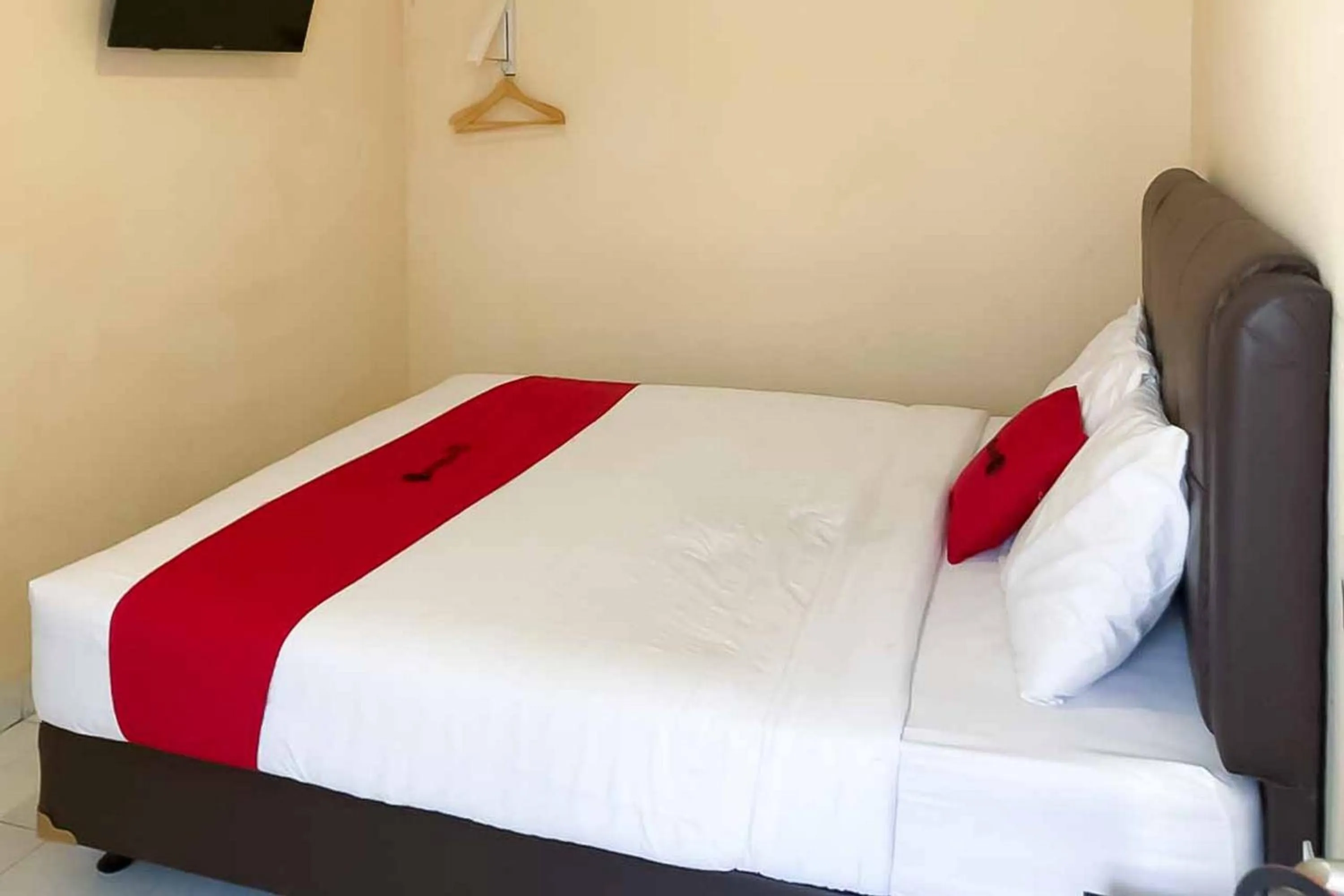 Bedroom, Bed in RedDoorz @ Pavilion Residence Cikarang