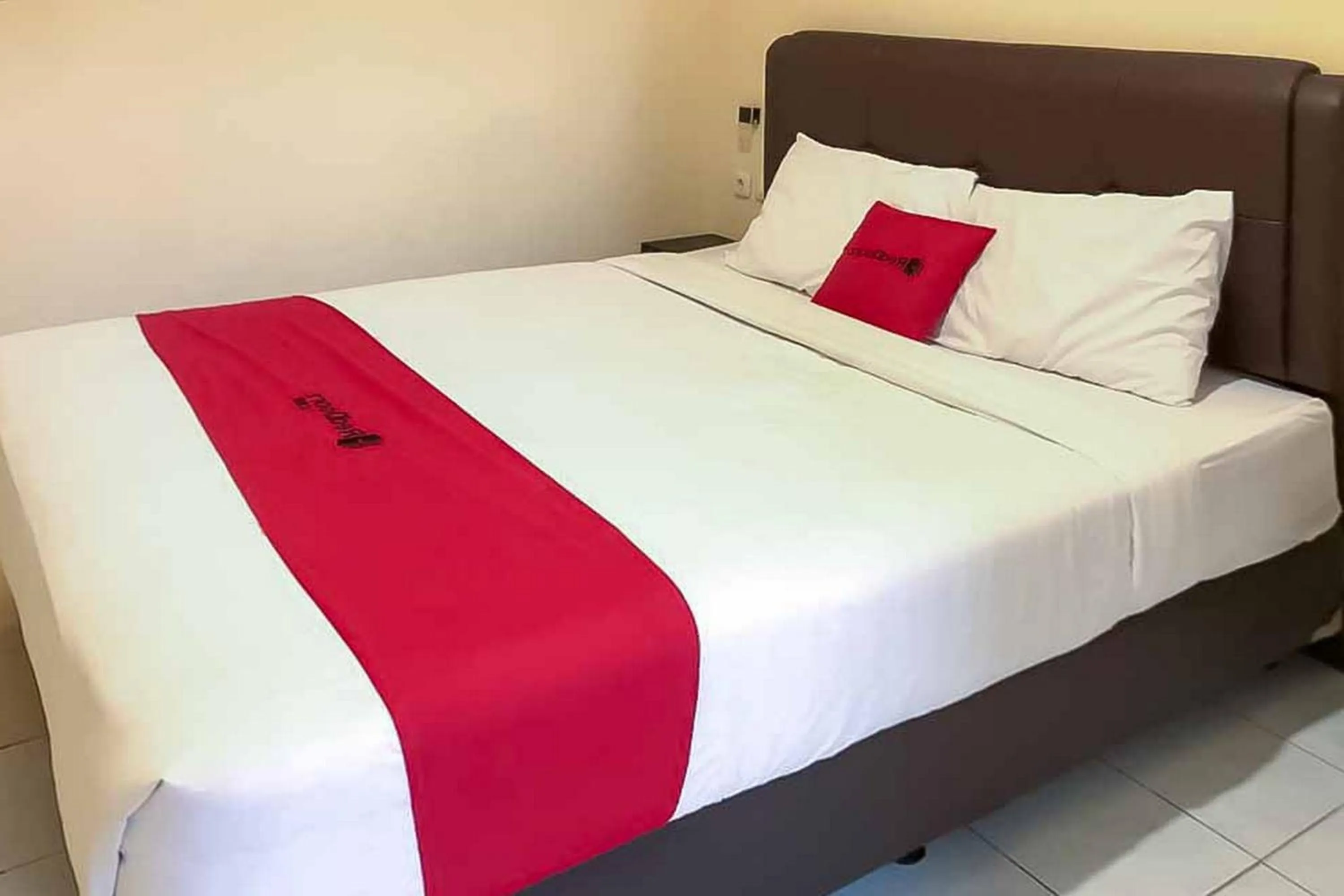 Bedroom, Bed in RedDoorz @ Pavilion Residence Cikarang