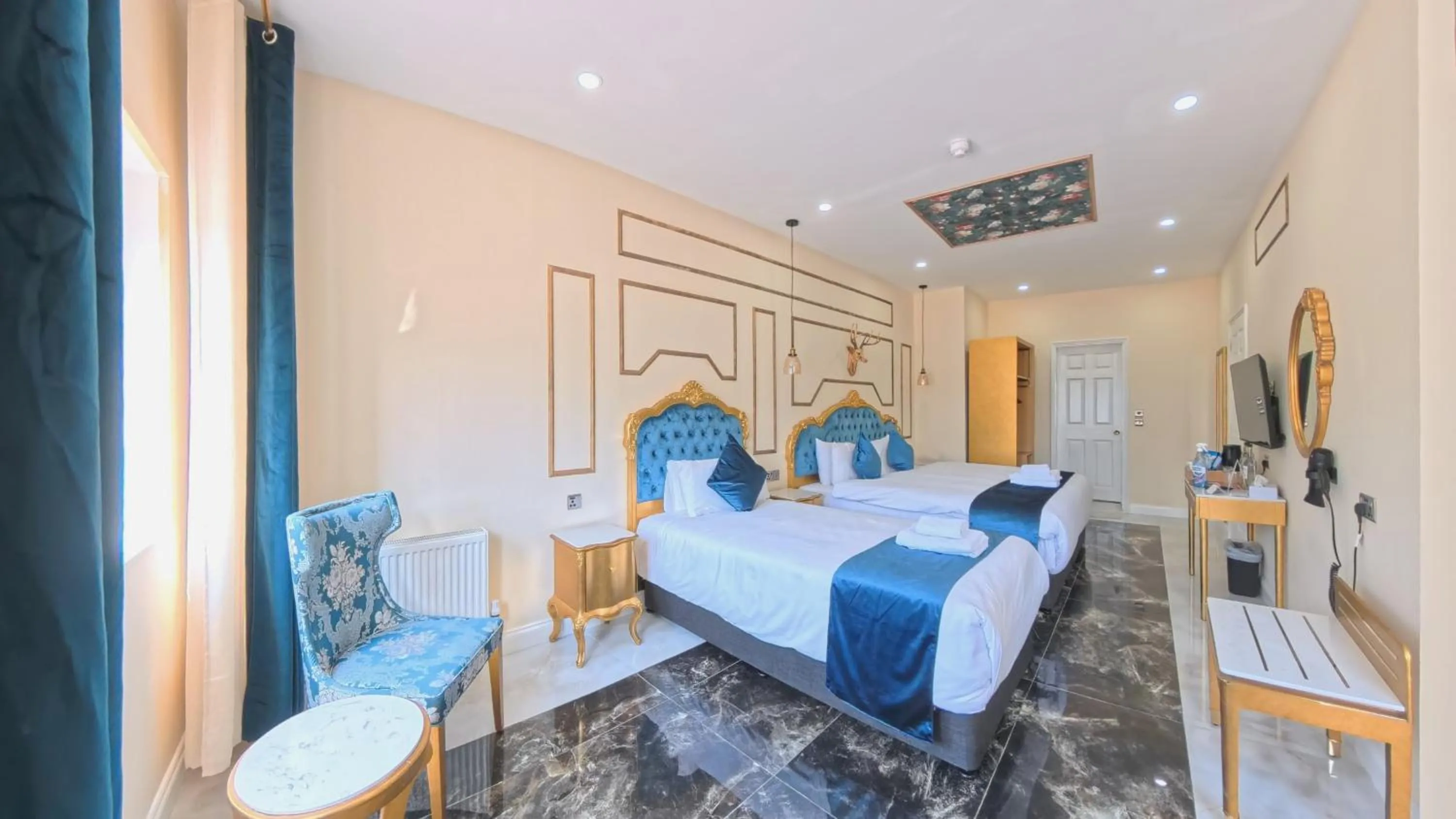 Seating area, Bed in Muthu Fort William Hotel