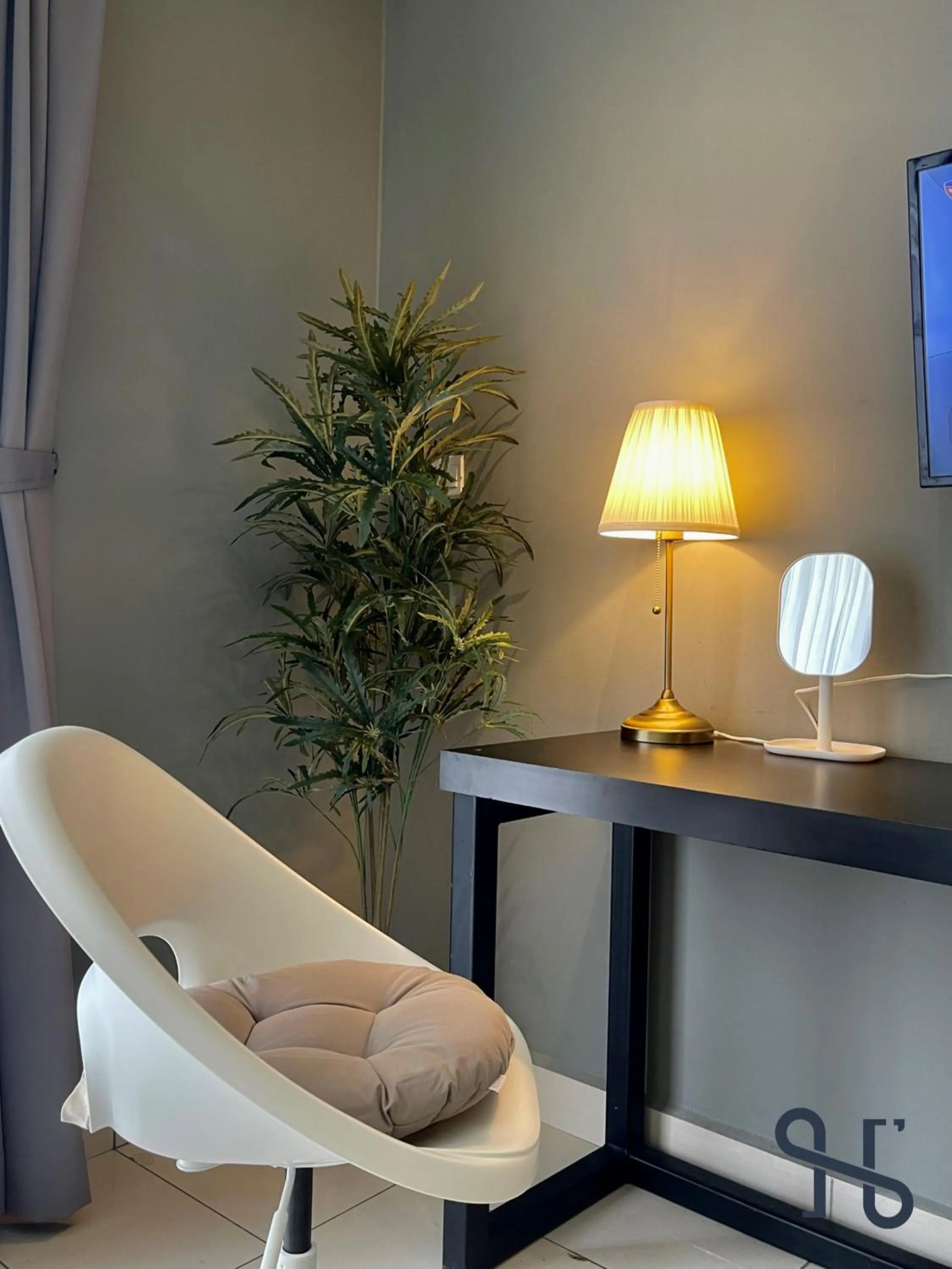 Seating area in Homesuite' Home at Aeropod SOVO