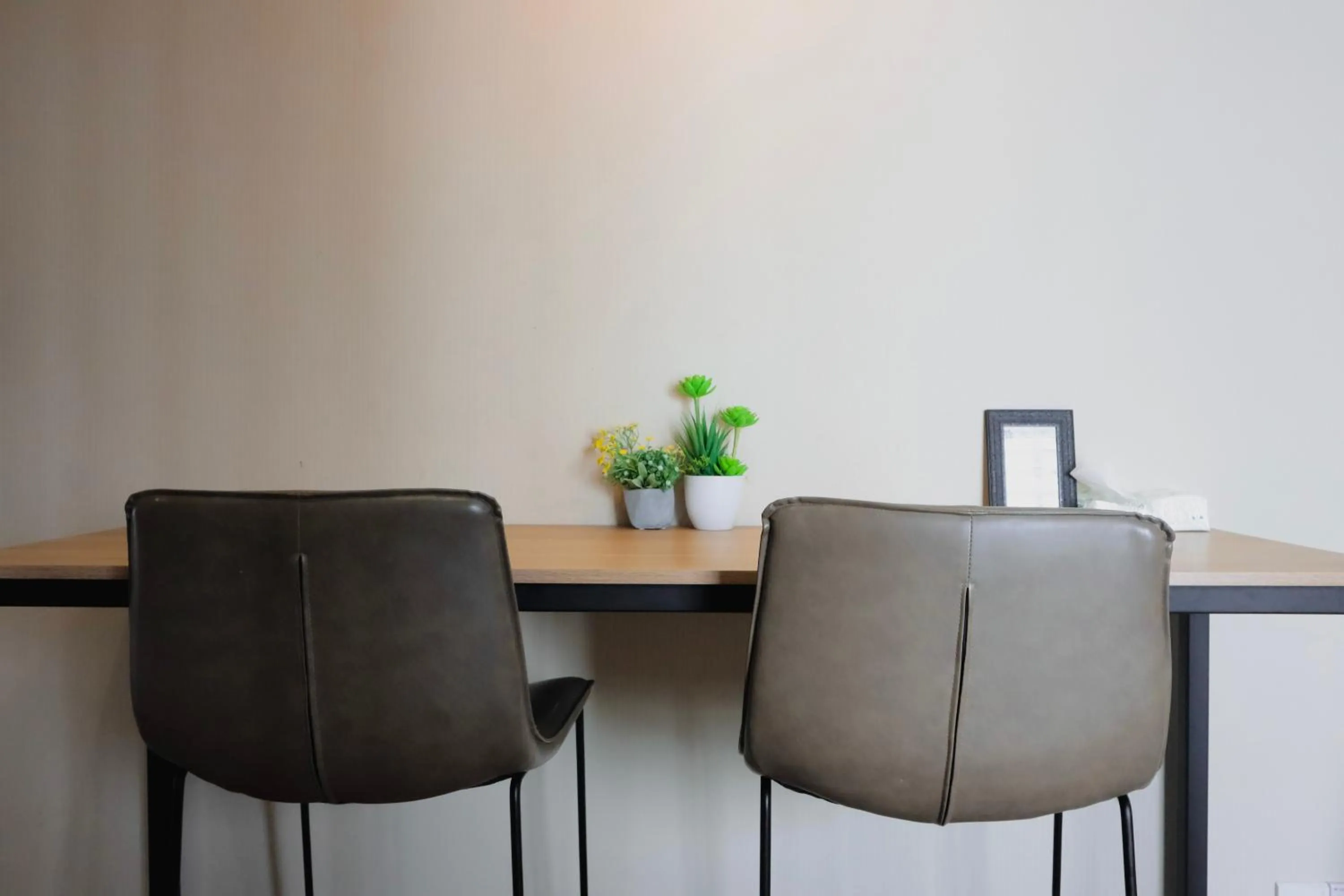 Seating area in Homesuite' Home at Aeropod SOVO