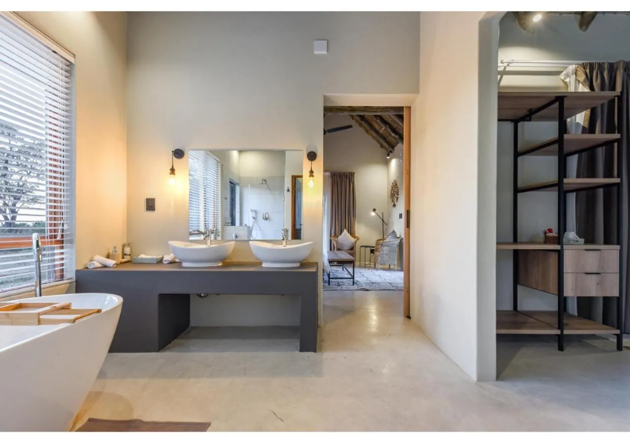 Bathroom, Bed in Mziki Safari Lodge