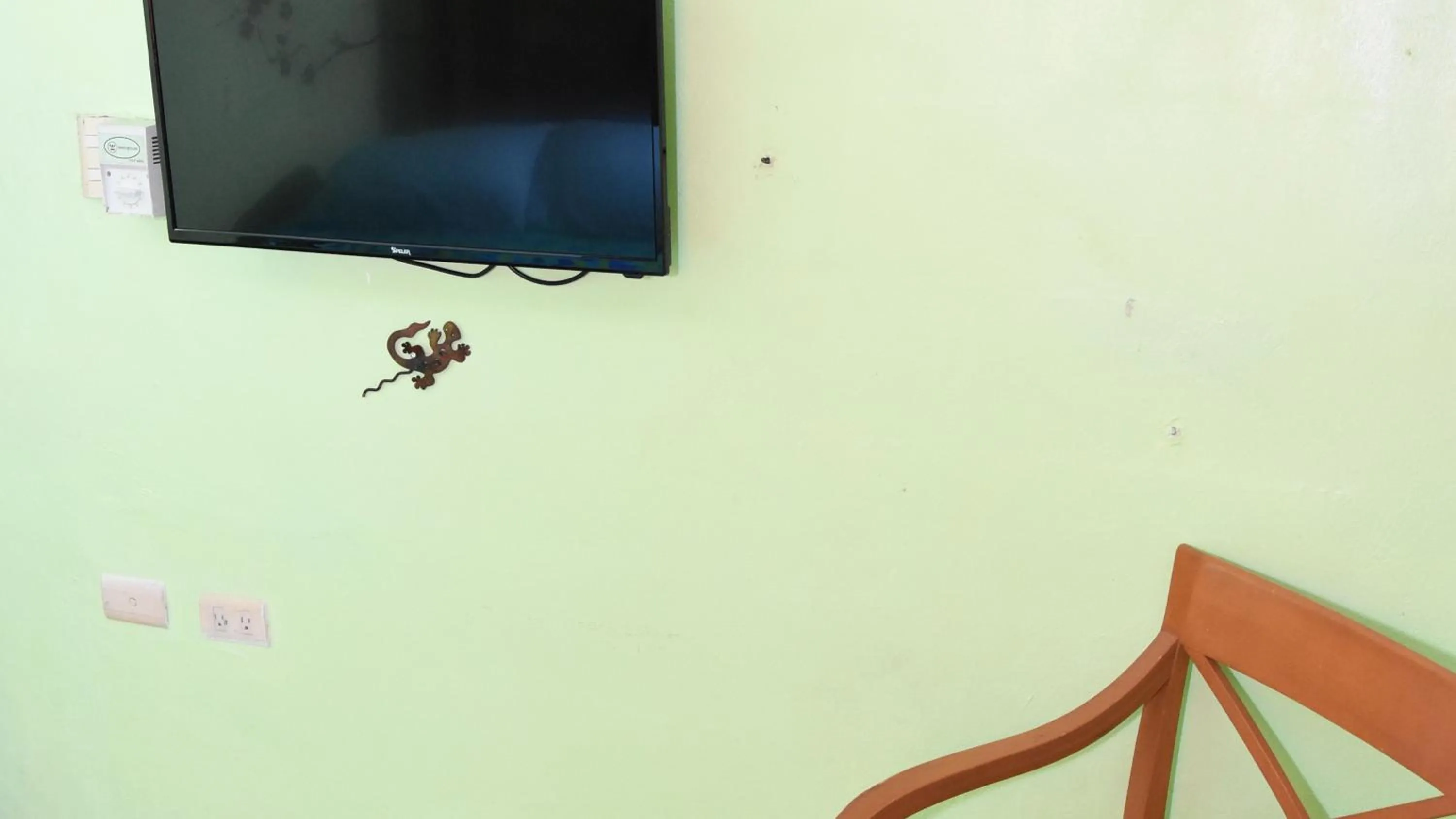 TV and multimedia in Cancun Guest House 6