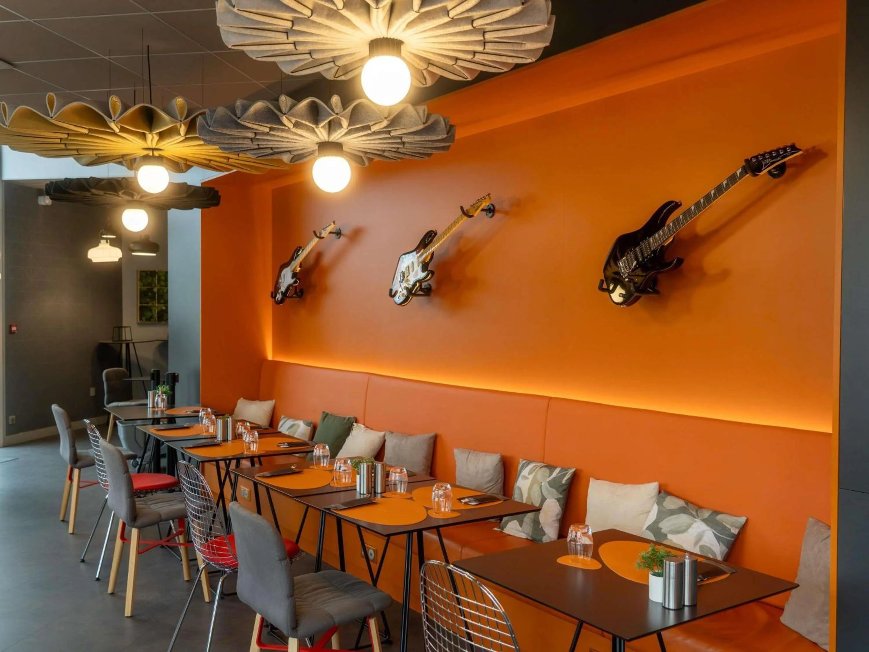 Restaurant/places to eat in ibis Compiegne