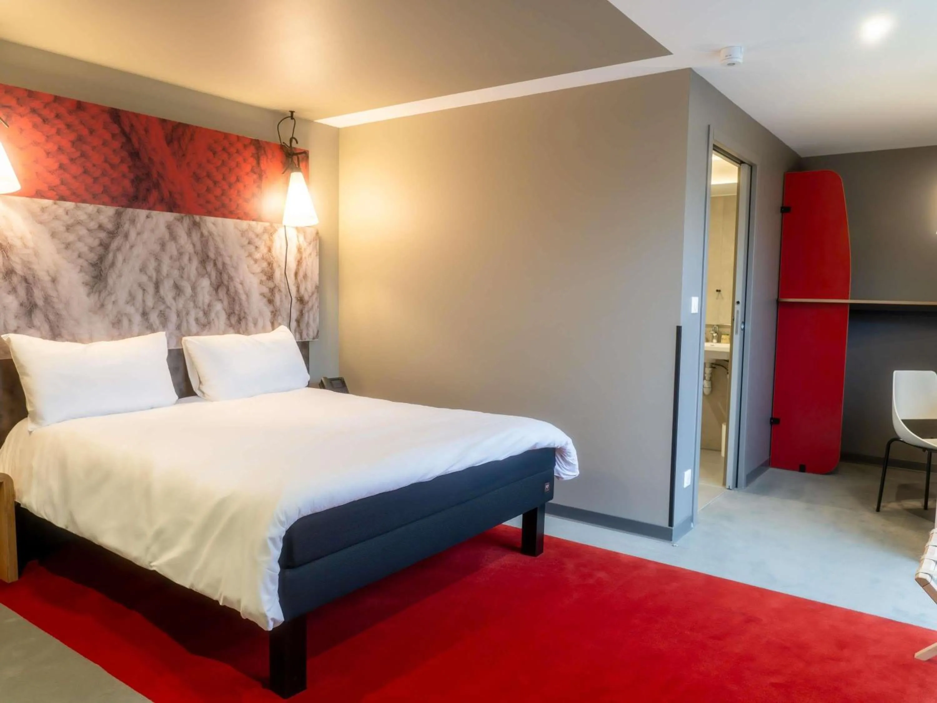 Bedroom, Bed in ibis Compiegne