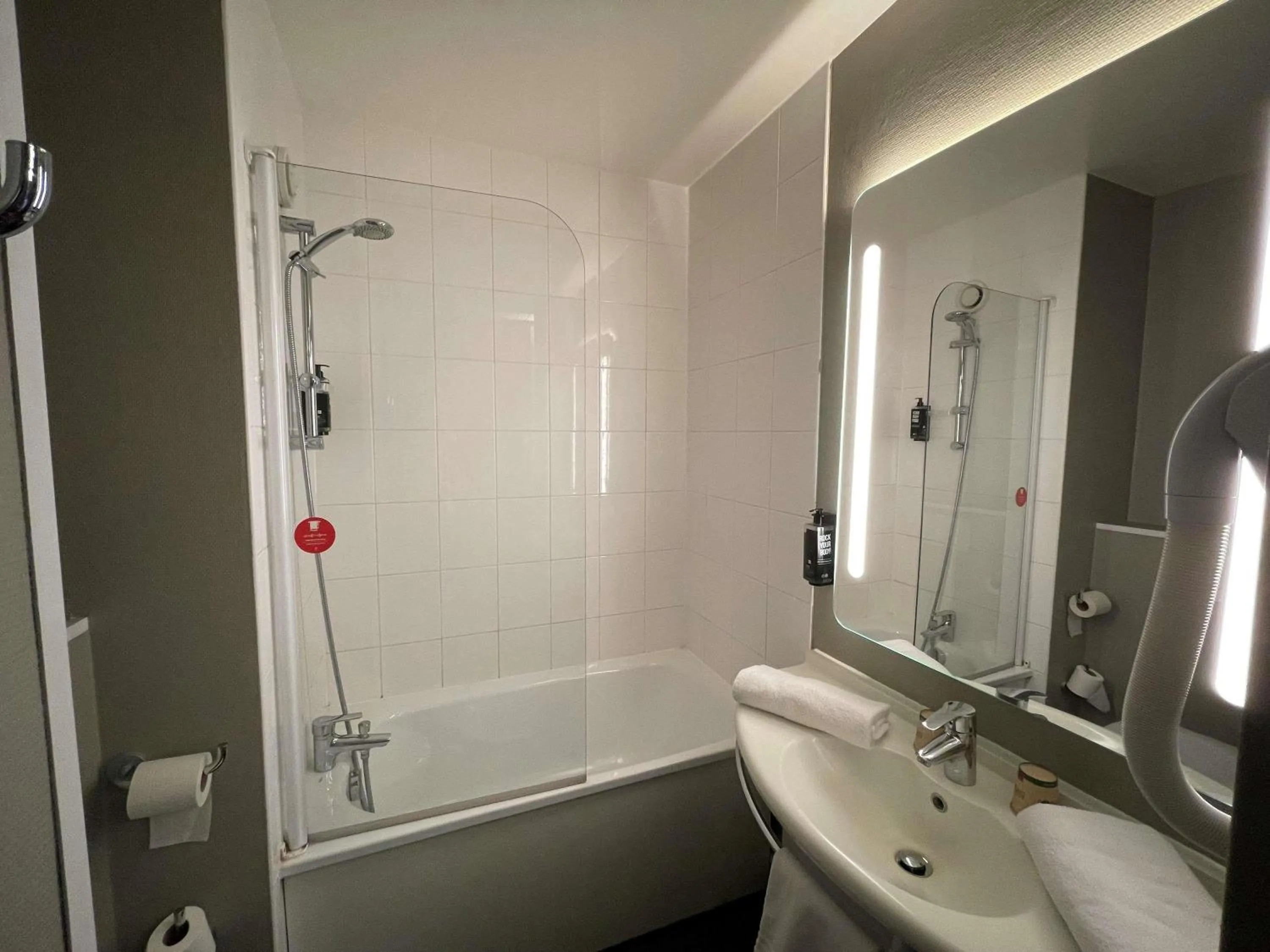 Bedroom in ibis Compiegne