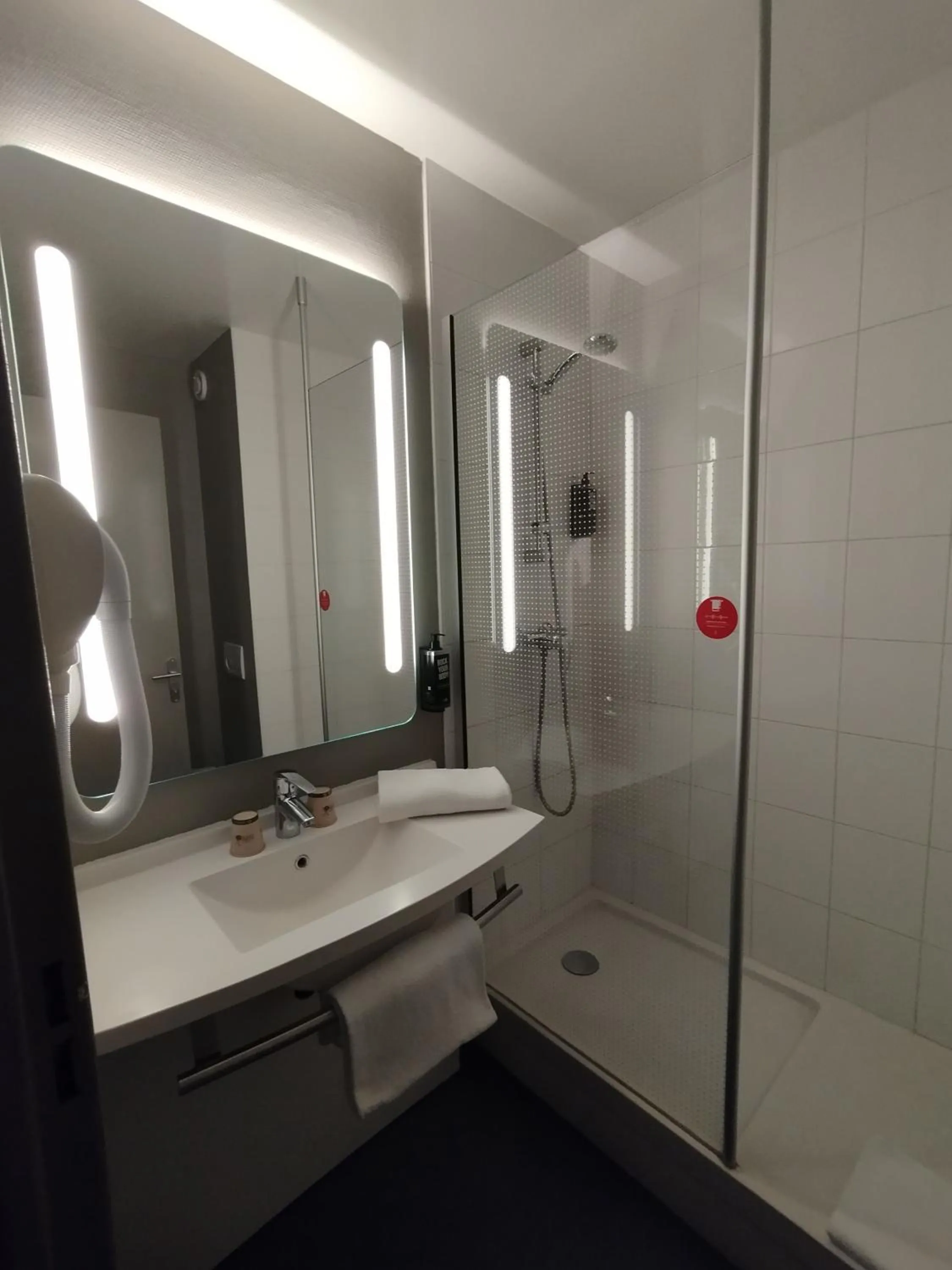 Shower in ibis Compiegne