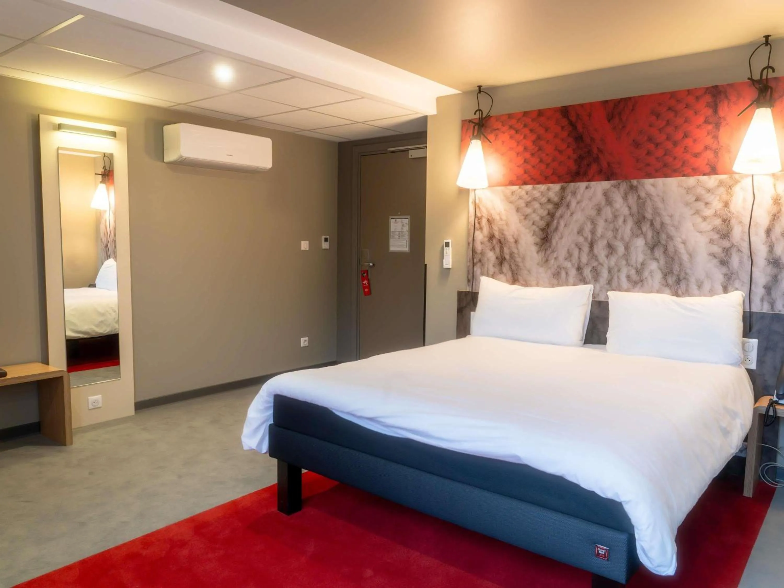 Bedroom, Bed in ibis Compiegne