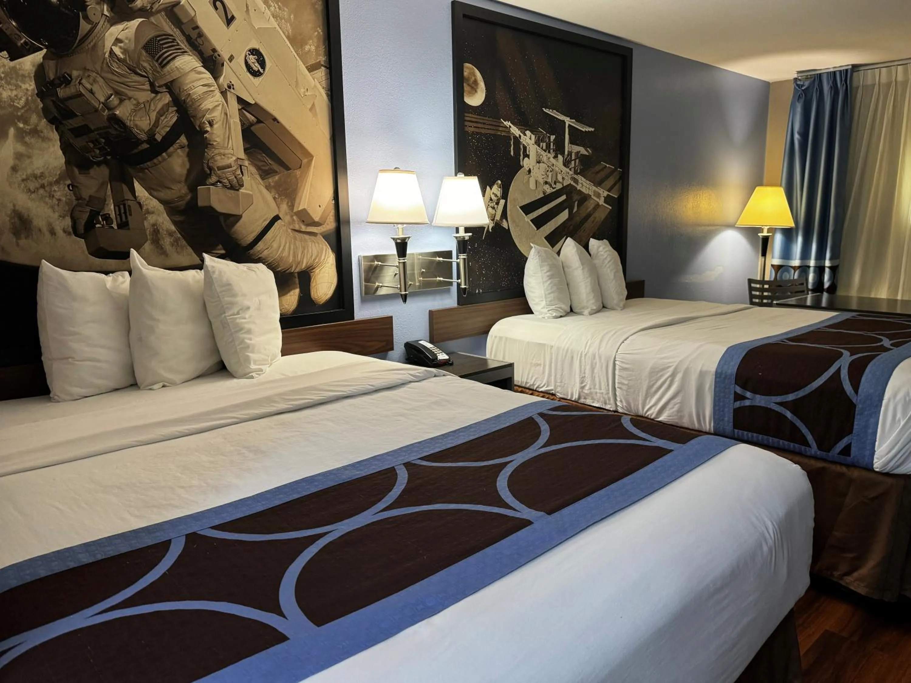 Bedroom, Bed in Super 8 by Wyndham Houston Webster NASA