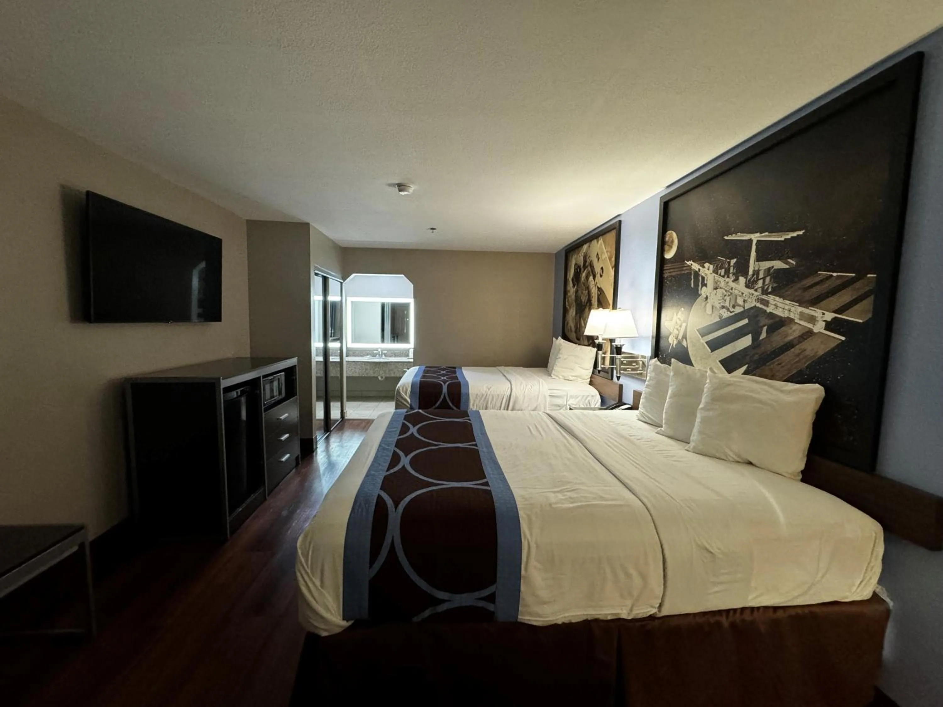 Photo of the whole room, Bed in Super 8 by Wyndham Houston Webster NASA