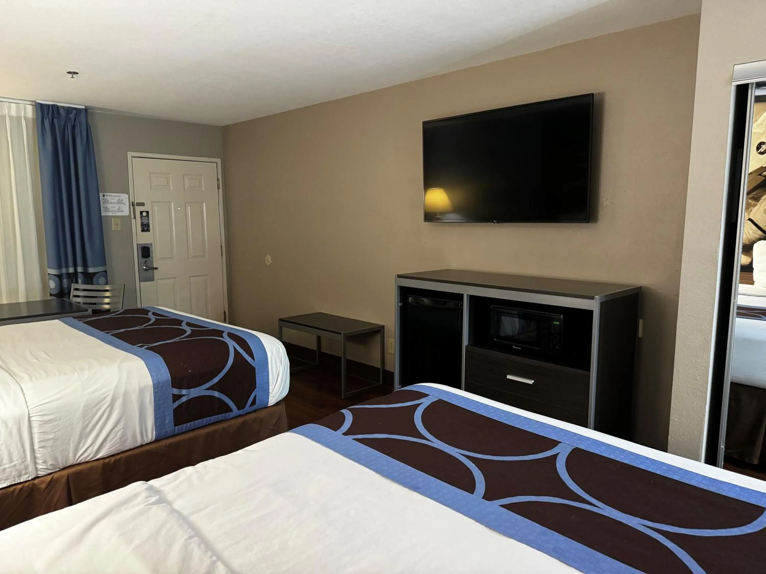 TV and multimedia, Bed in Super 8 by Wyndham Houston Webster NASA