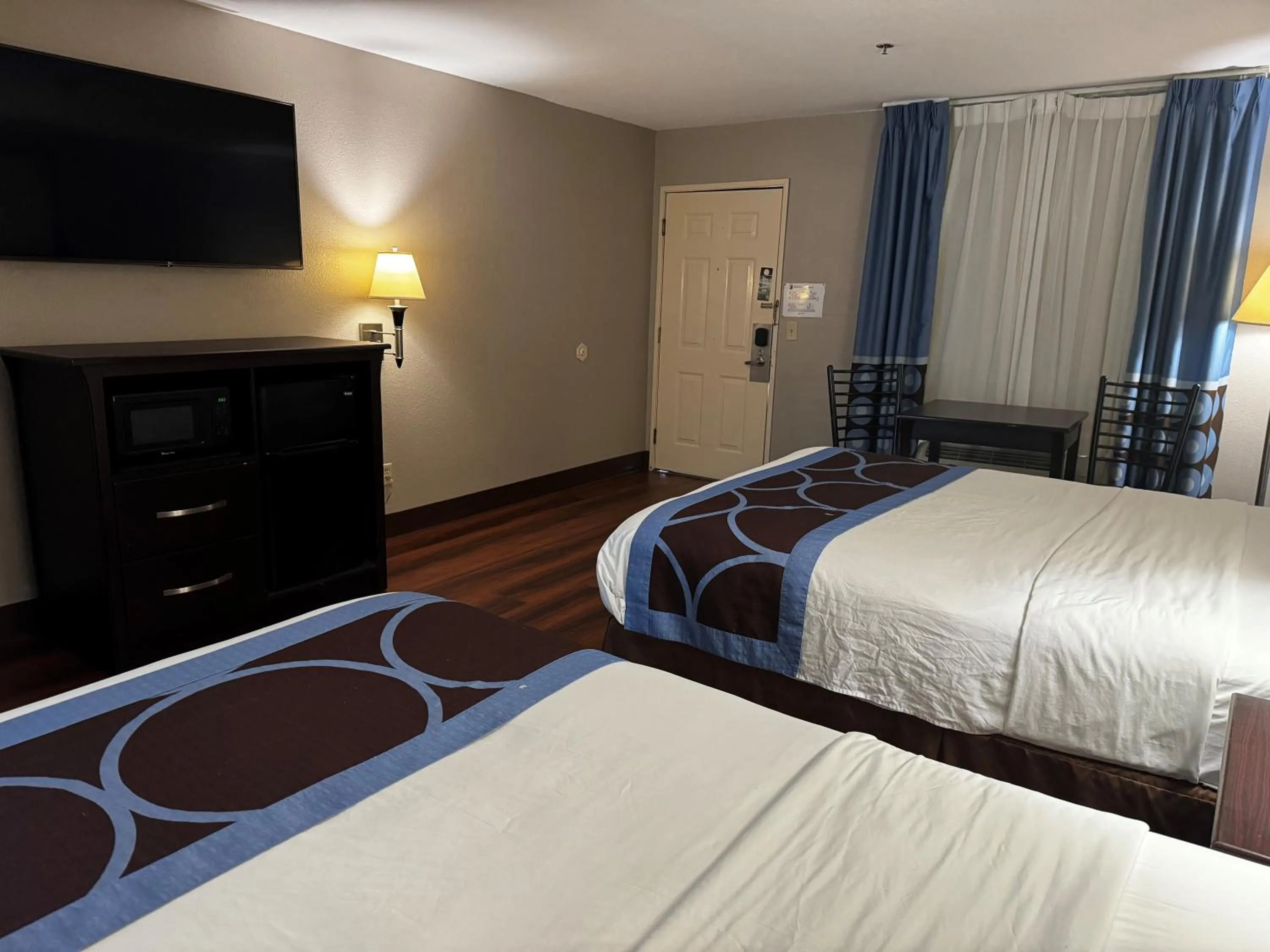 Photo of the whole room, Bed in Super 8 by Wyndham Houston Webster NASA