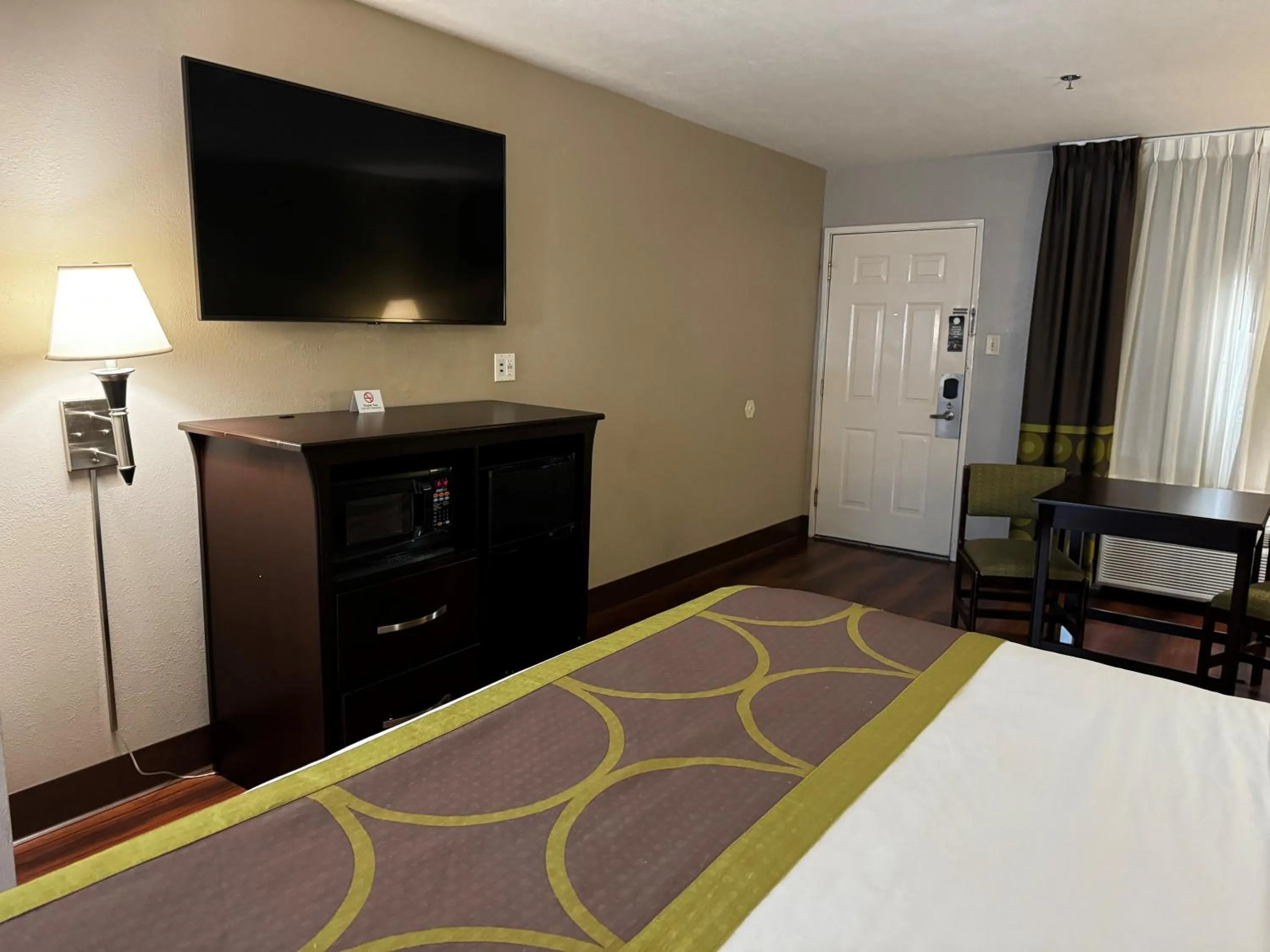 TV and multimedia, Bed in Super 8 by Wyndham Houston Webster NASA