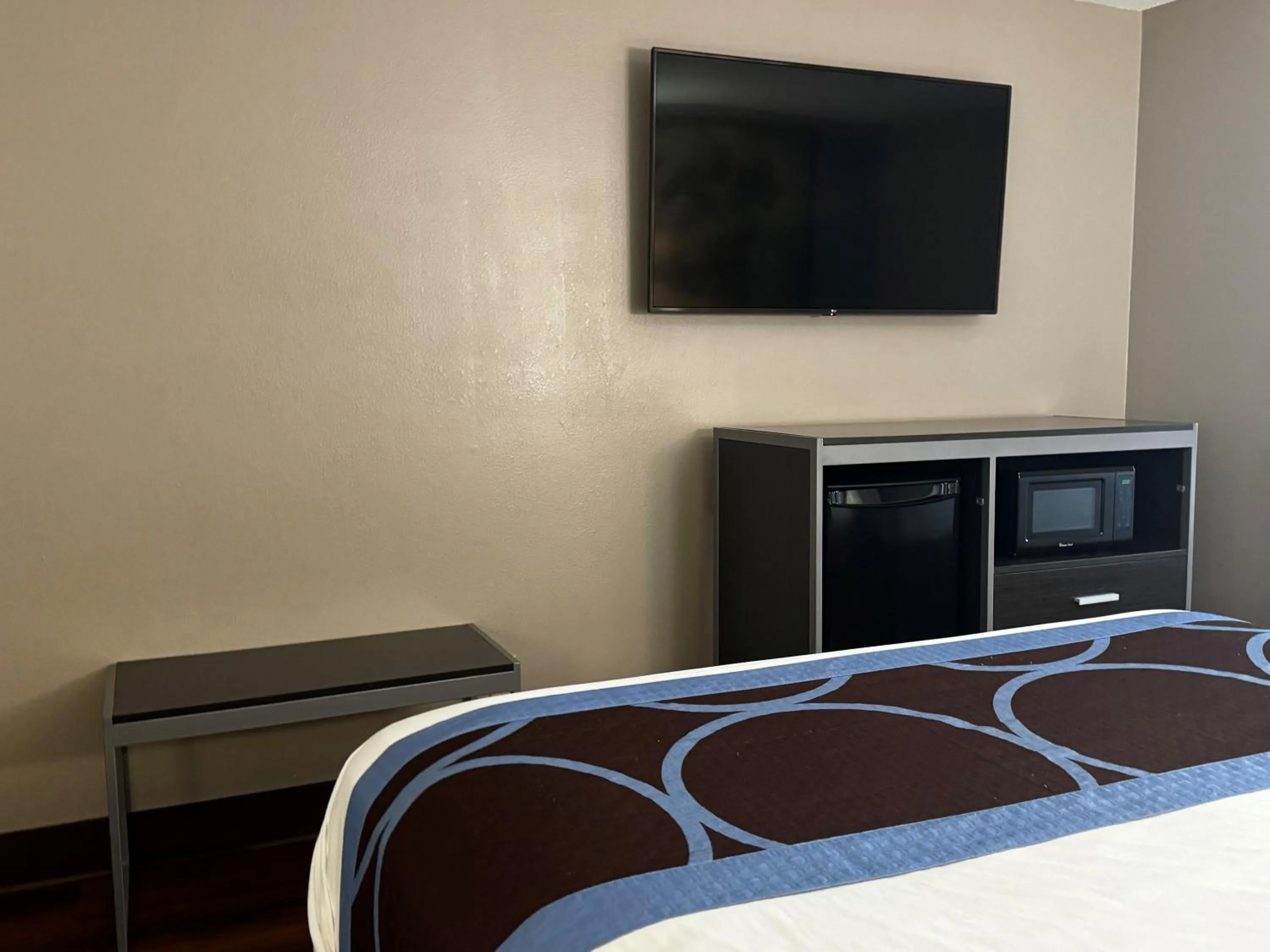 TV and multimedia, Bed in Super 8 by Wyndham Houston Webster NASA