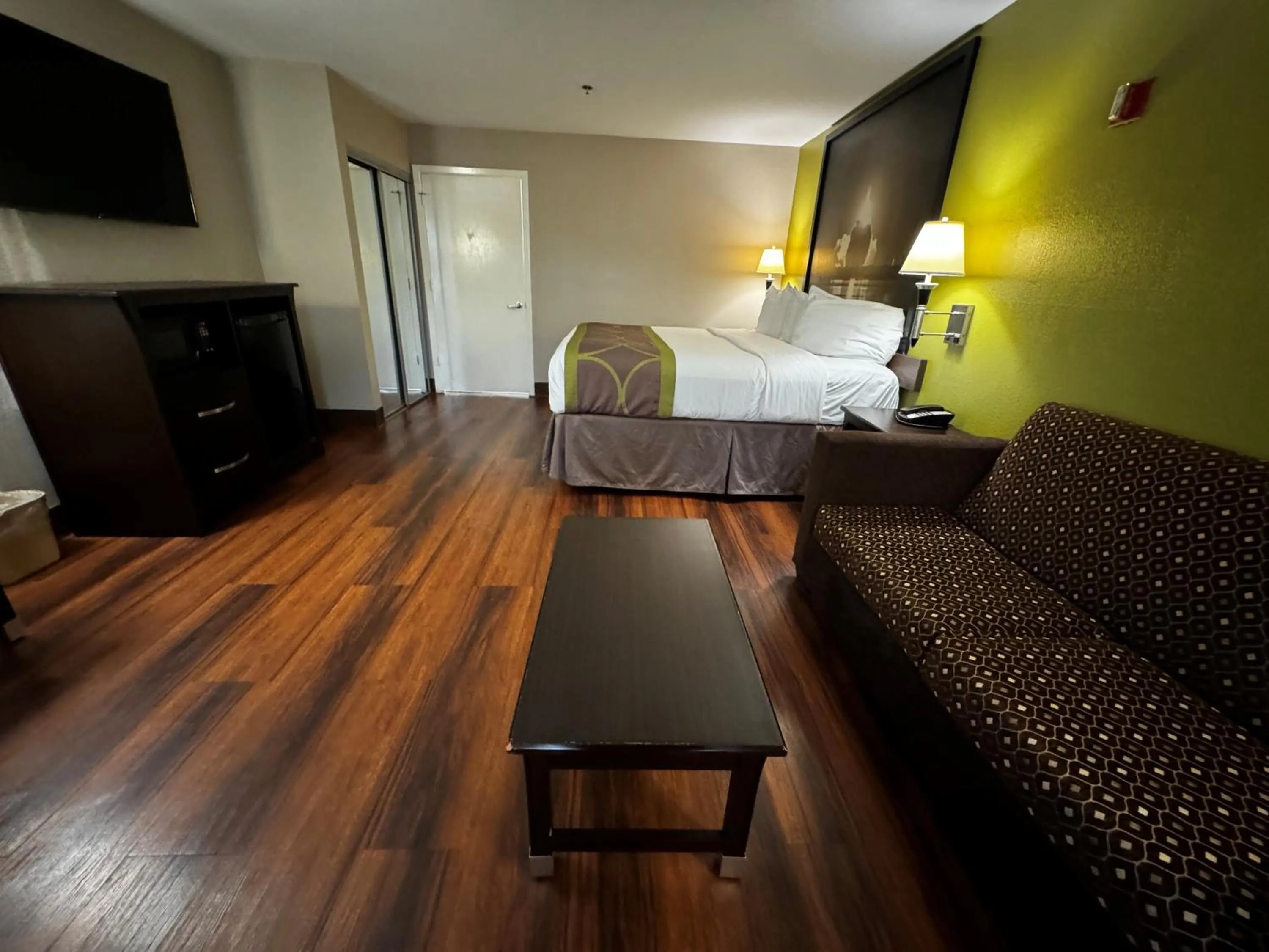 Photo of the whole room, Bed in Super 8 by Wyndham Houston Webster NASA