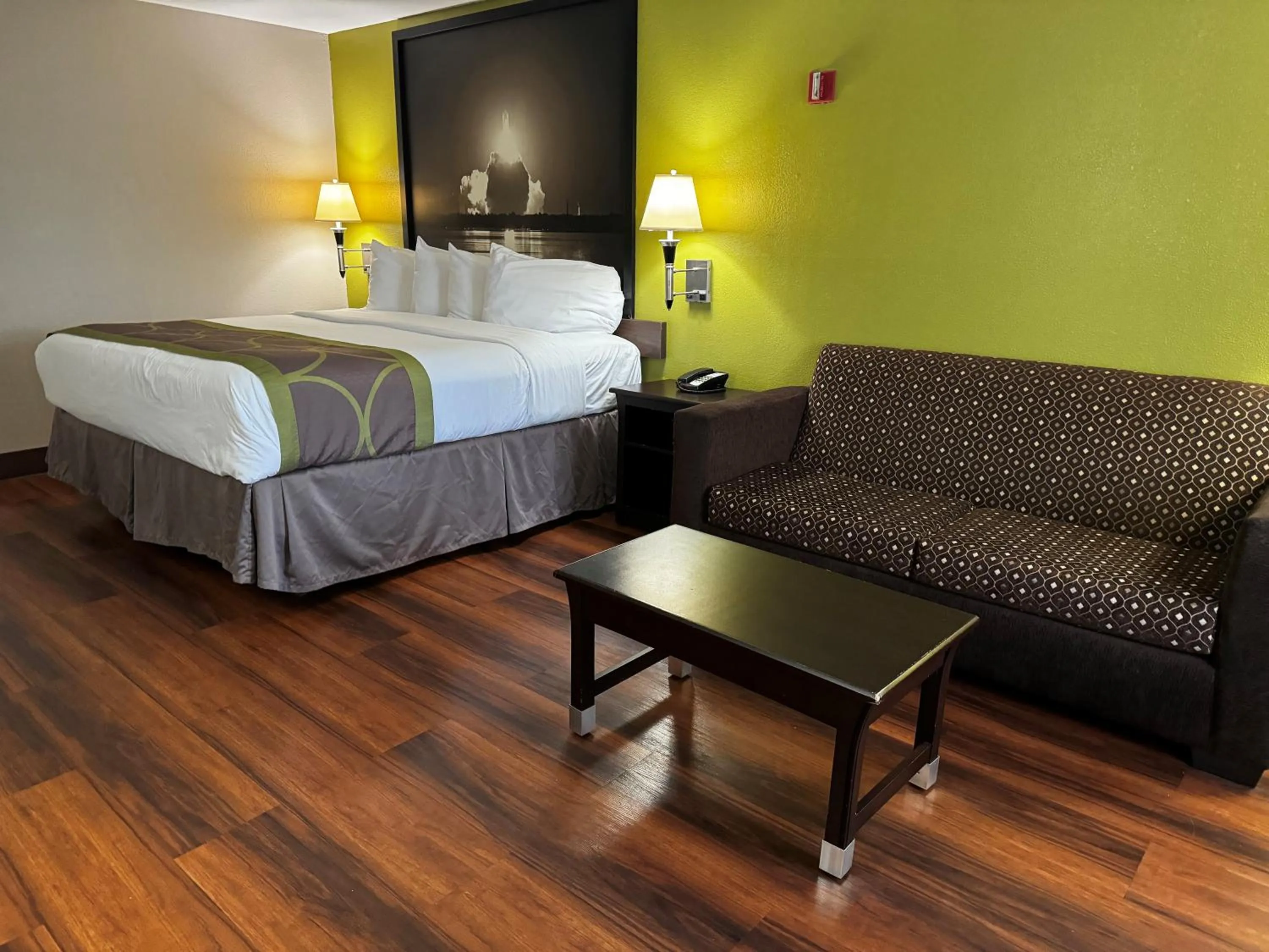 Photo of the whole room, Bed in Super 8 by Wyndham Houston Webster NASA